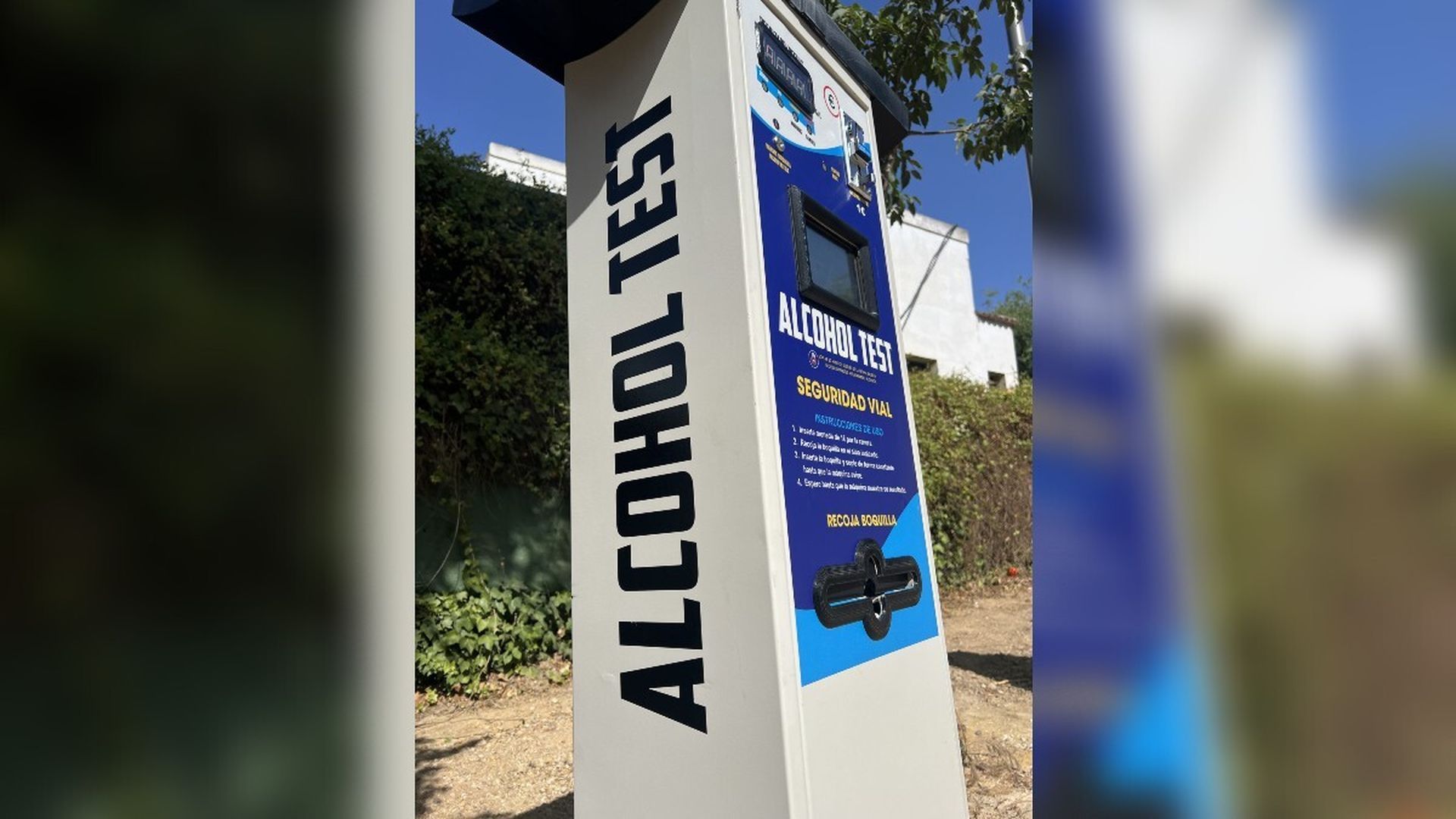 De medida de prevención a reto viral: usan los alcoholímetros de la Feria de Málaga para 'competir' por dar la tasa más alta De medida de prevención a reto viral: usan los alcoholímetros de la Feria de Málaga para 'competir' por dar la tasa más alta