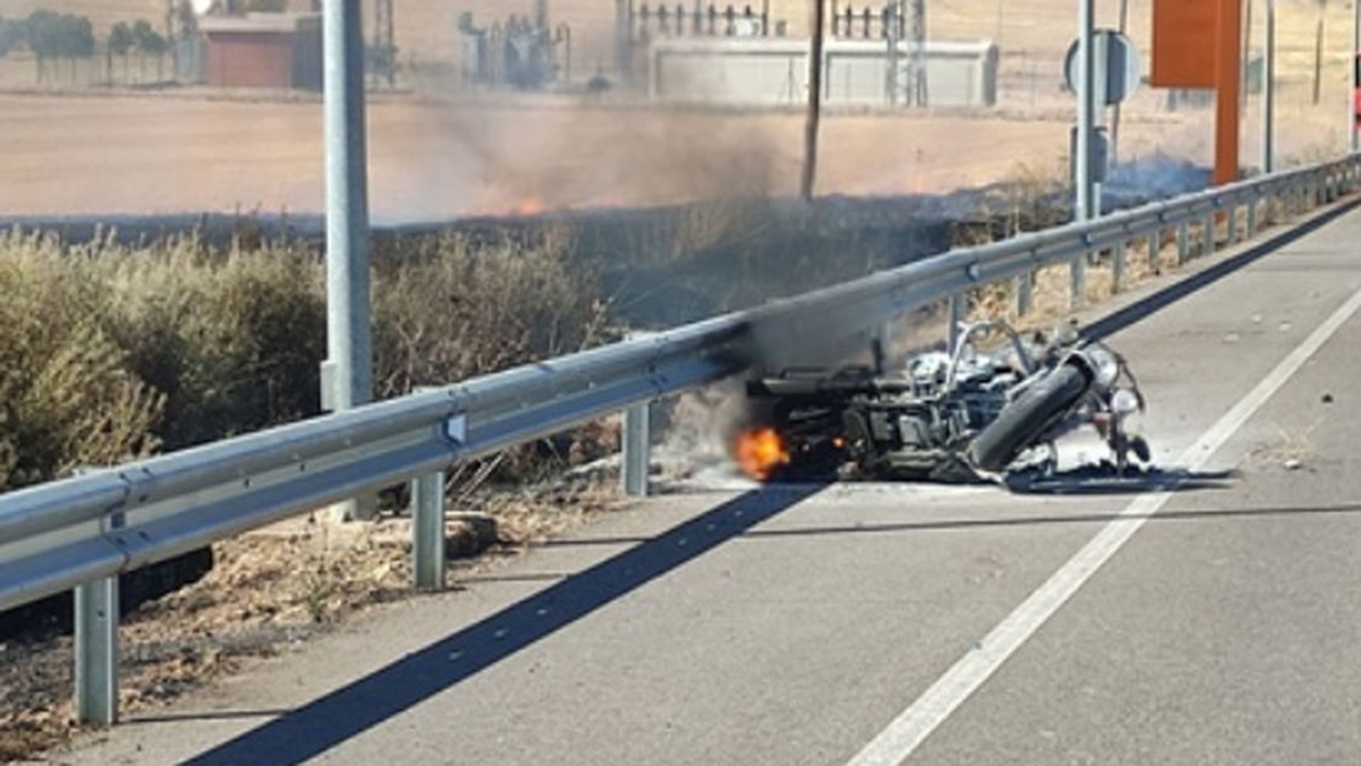 Dos guardias civiles salvan la vida a un motorista accidentado que encontraron envuelto en llamas en Almuradiel, Ciudad Real Dos guardias civiles salvan la vida a un motorista accidentado que encontraron envuelto en llamas en Almuradiel, Ciudad Real