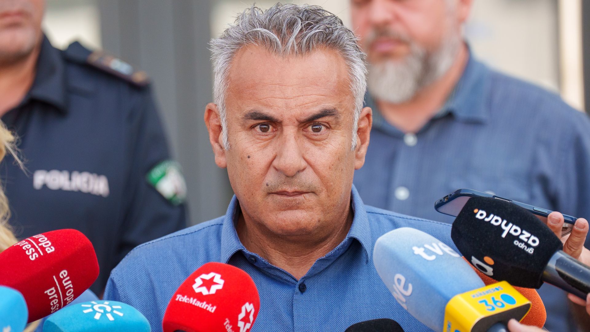 El alcalde de Isla Cristina, Jenaro Orta, atiende a los medios este lunes