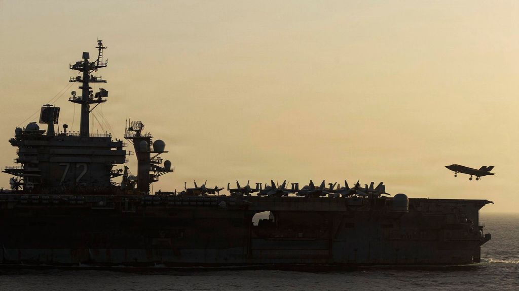 El portaviones USS Abraham Lincoln de EEUU, al límite tras nueve meses desplegado sin tocar puerto: denuncian intentos de suicidio a bordo