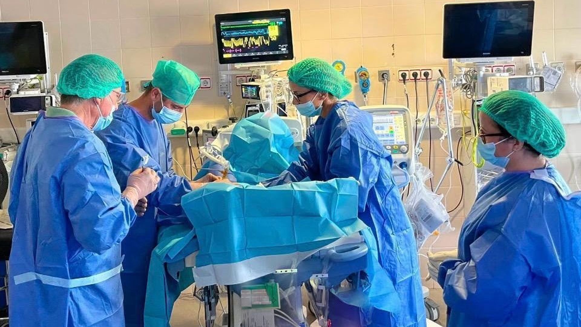 Impiden que un bebé recién nacido se quedase ciego en el hospital de Elche: así fue la delicada operación Impiden que un bebé recién nacido se quedase ciego en el hospital de Elche: así fue la delicada operación