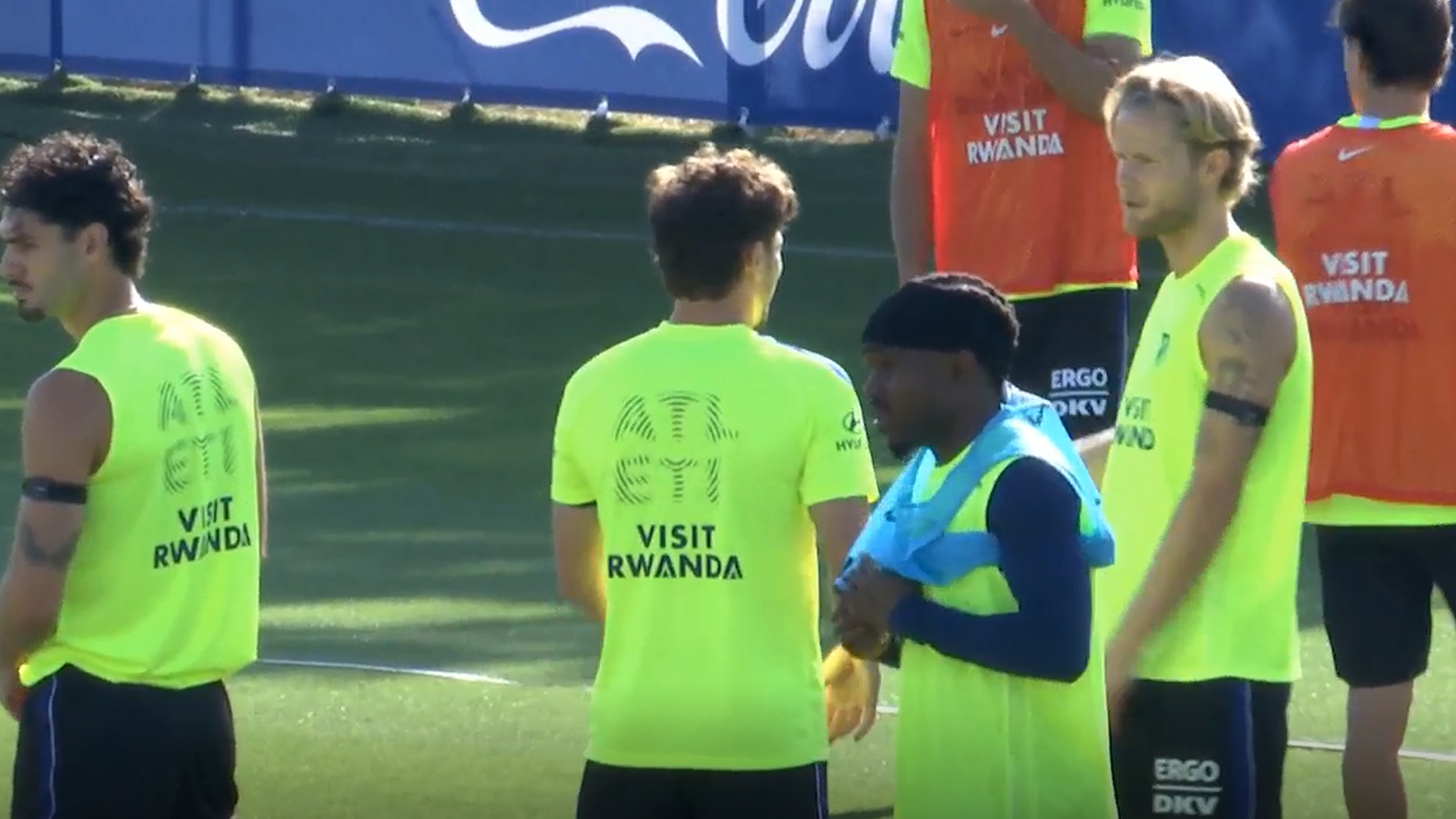 Julián Álvarez conversa con Hjulmand