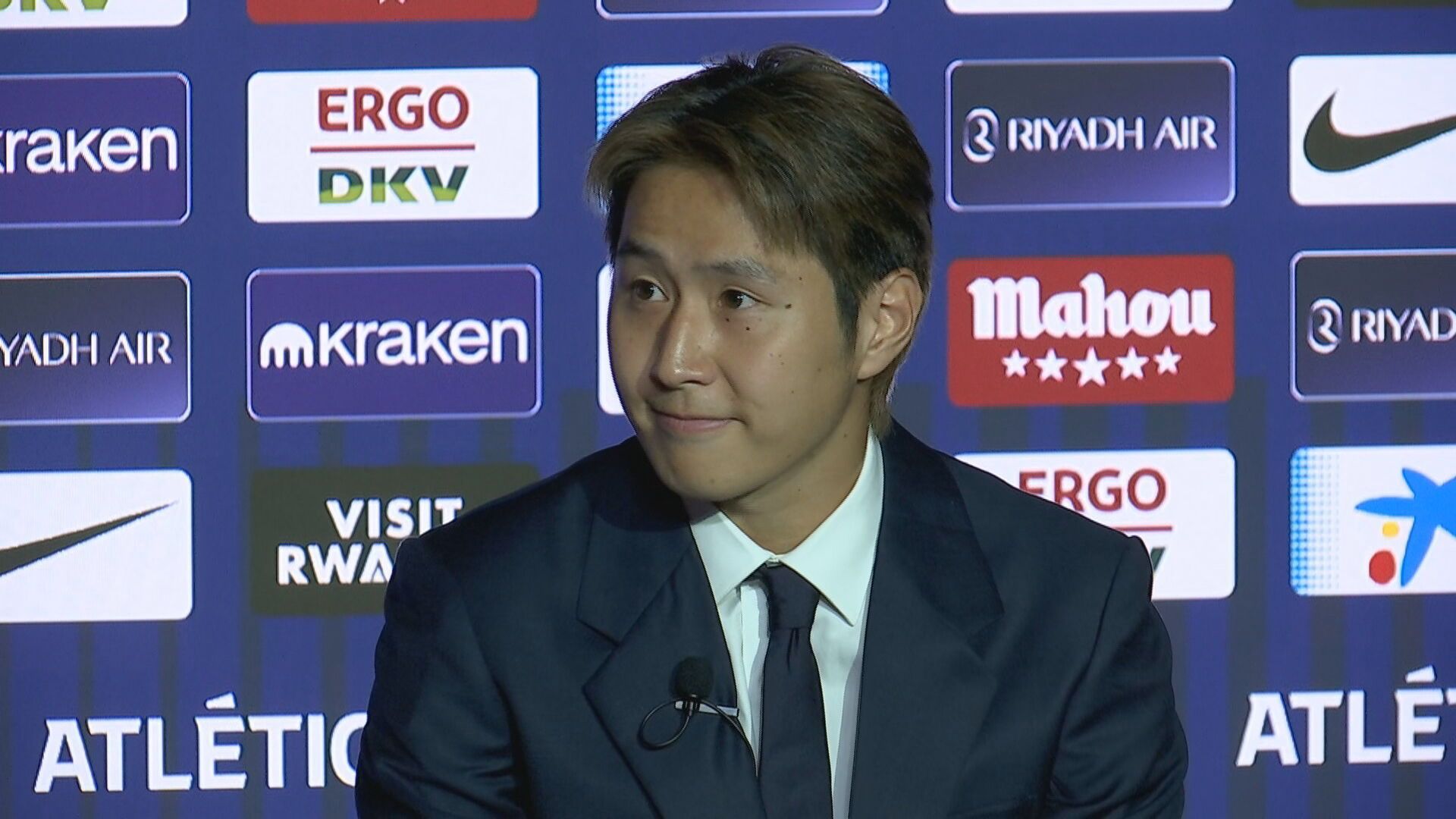 Kang In Lee en su presentación oficial