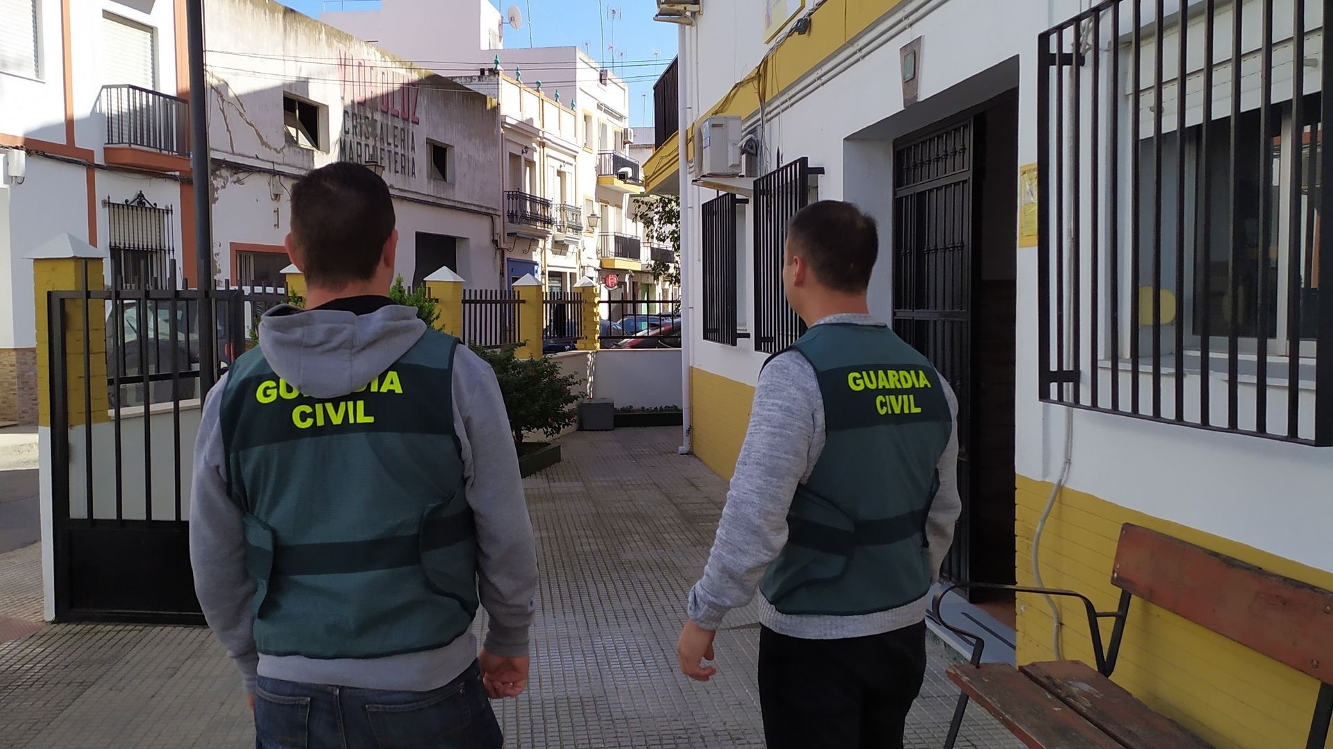 La huida de los autores del triple crimen de Isla Cristina, Huelva: los fugitivos quemaron en un pinar la motocicleta desde la que dispararon La huida de los autores del triple crimen de Isla Cristina, Huelva: los fugitivos quemaron en un pinar la motocicleta desde la que dispararon