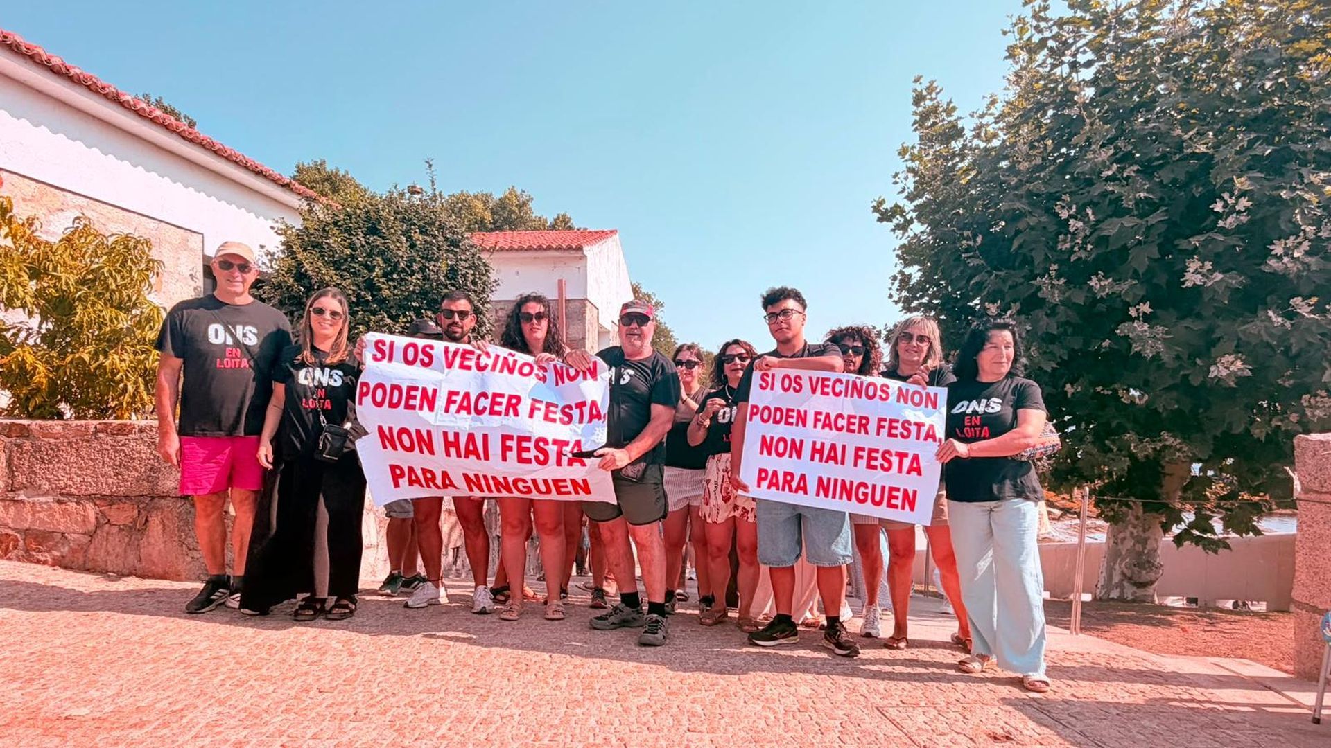 Los vecinos de Ons, con pancartas reivindicativas durante la concentración del pasado fin de semana Los vecinos de Ons, con pancartas reivindicativas durante la concentración del pasado fin de semana