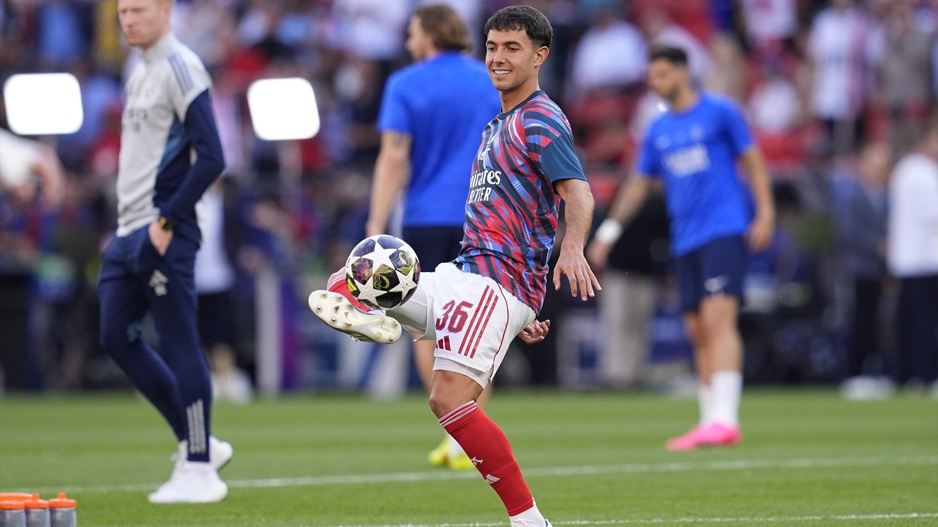 Martín Zubimendi calienta con el Arsenal
