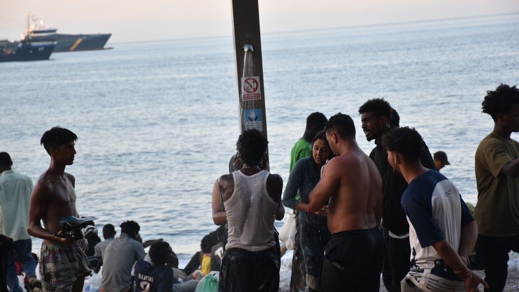 Más de un centenar de inmigrantes de la playa del Trampolín, en Ceuta, inician una huelga de hambre