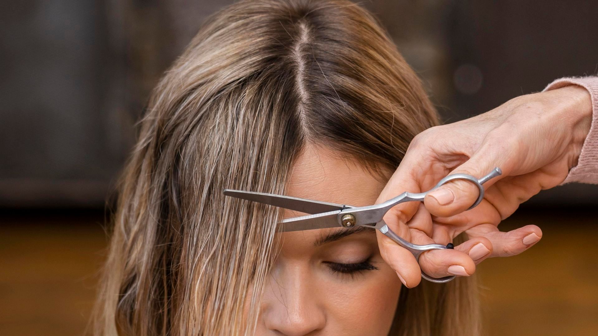 Mujer cortándose el pelo Mujer cortándose el pelo