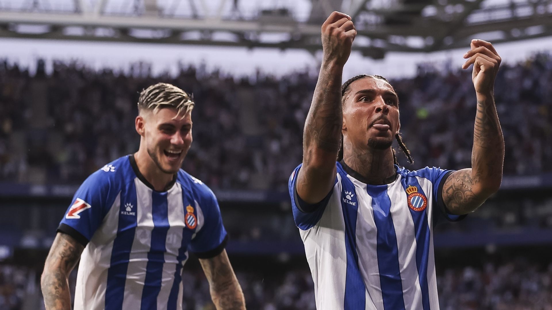 Roberto Fernández y Tyrhys Dolan celebrando un gol del Espanyol en la jornada 1 Roberto Fernández y Tyrhys Dolan celebrando un gol del Espanyol en la jornada 1