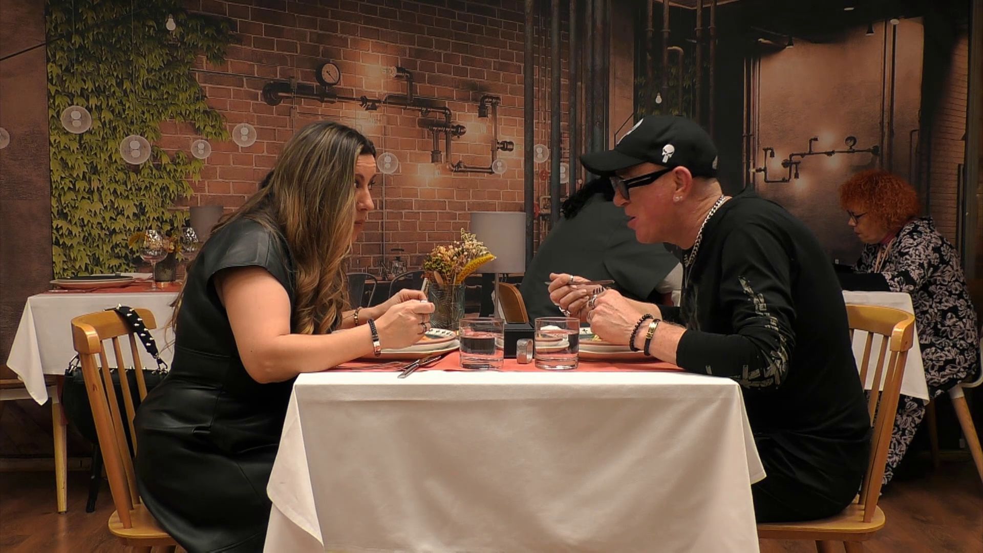 Un soltero metalero espanta a su cita al confesar su pasión por la salsa