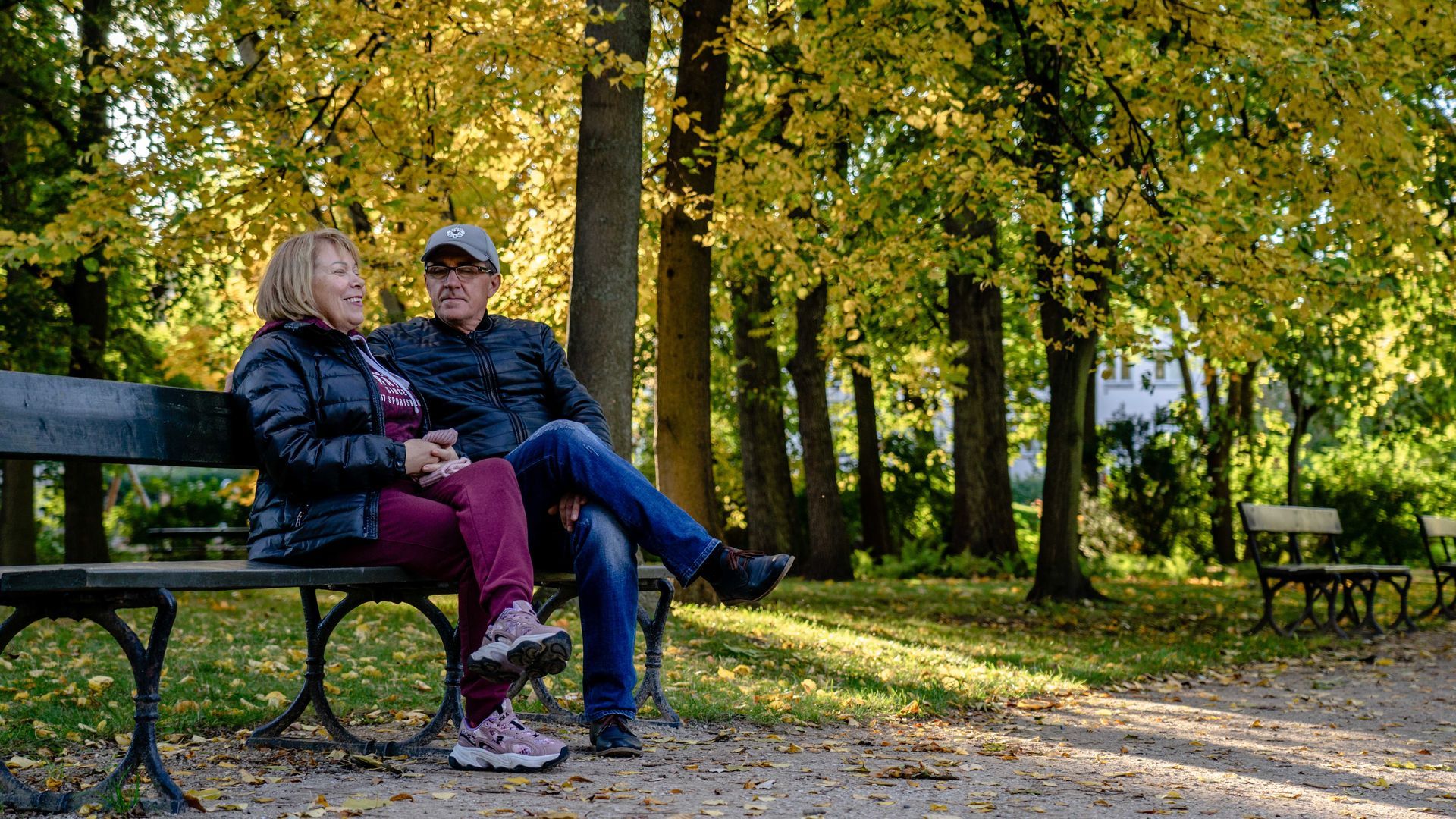 Una pareja de jubilaos disfruta de una tarde en un parque Una pareja de jubilaos disfruta de una tarde en un parque