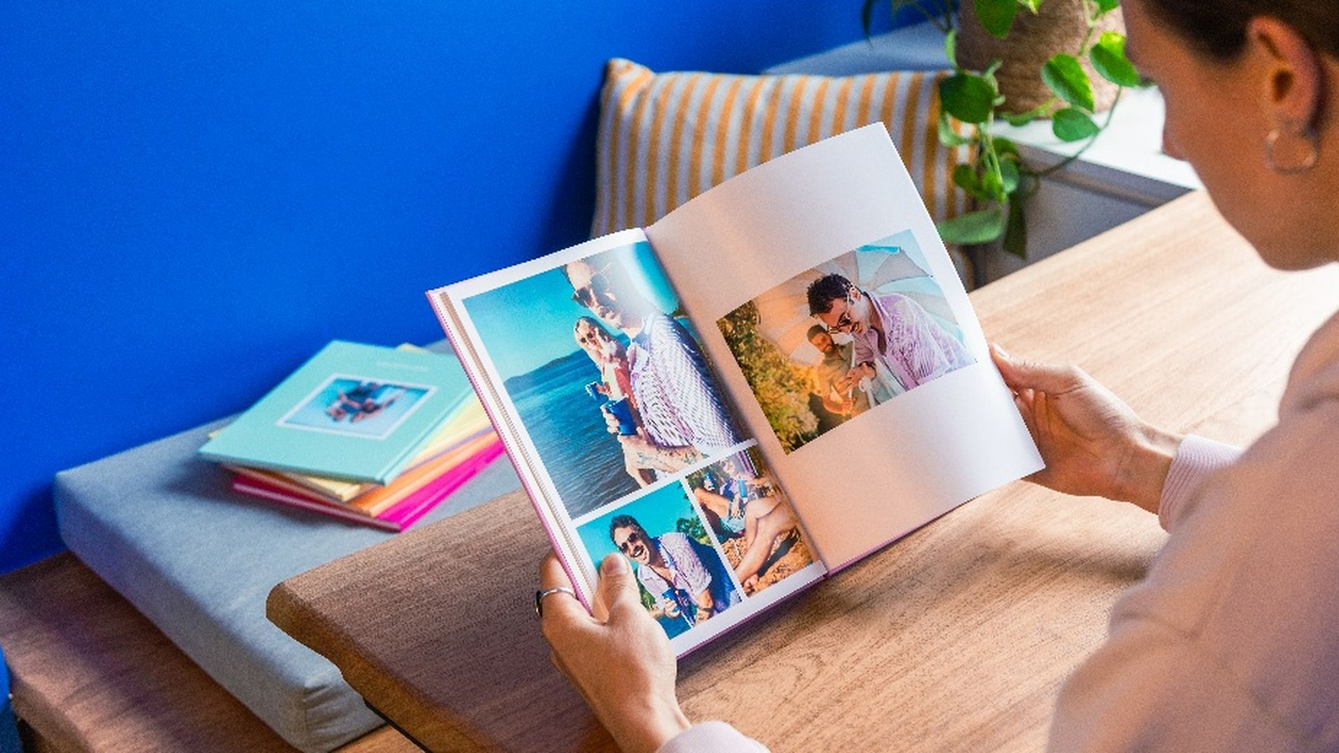 Una persona ojea un álbum de fotos tradicional