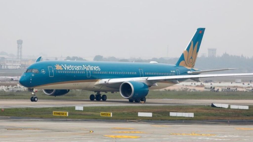 Susto entre los pasajeros de un vuelo de Vietnam Airlines después de un aterrizaje de emergencia poco después del despegue