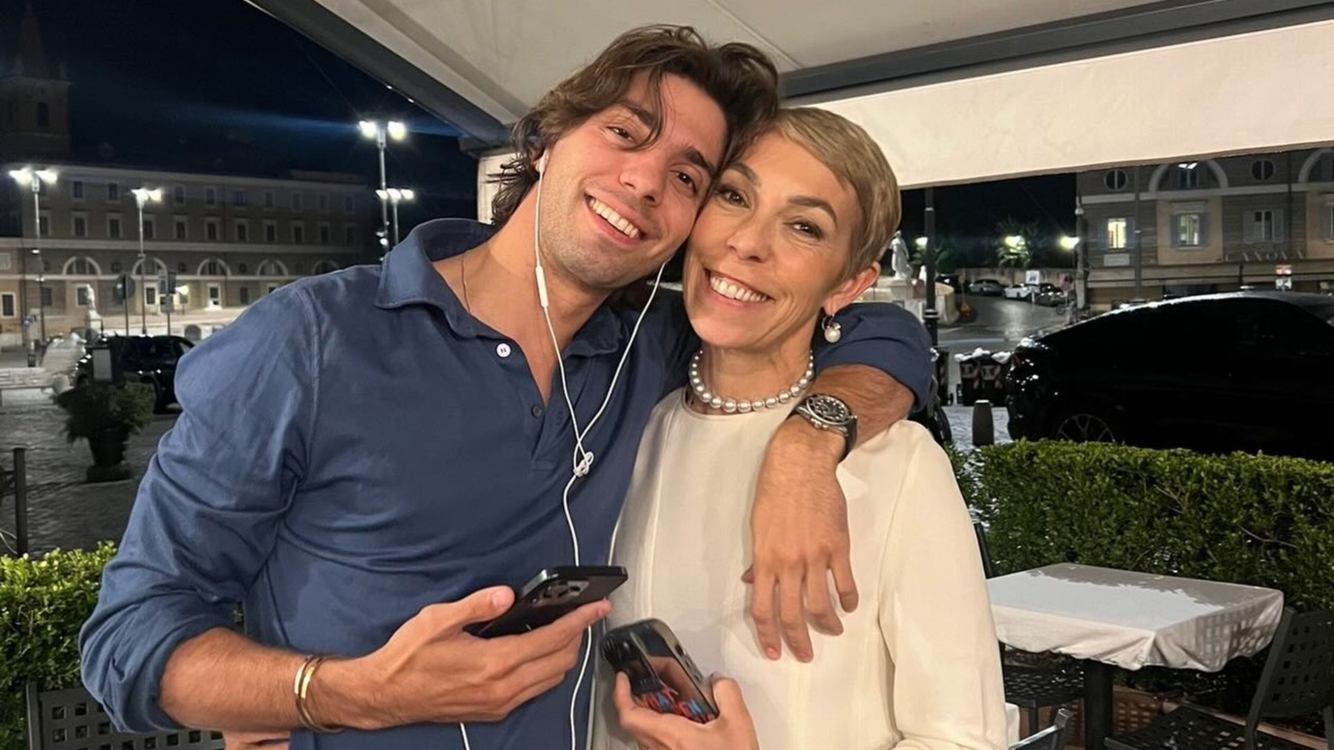 Carlo Agostinelli y su madre Mathilde Favier