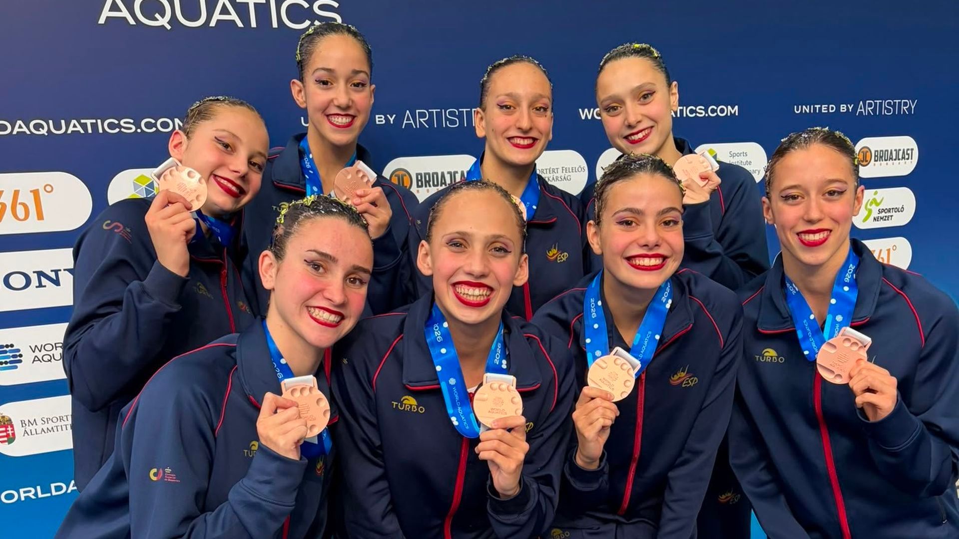 Daniela, la primera abajo por la izquierda, bronce en equipo técnico