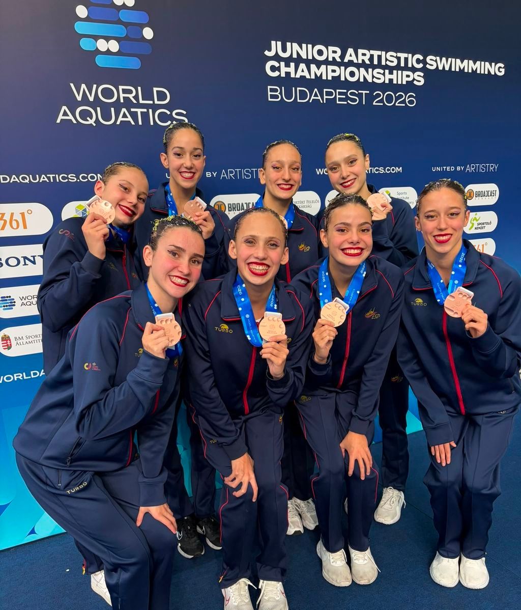 Daniela, la primera abajo por la izquierda, bronce en equipo técnico