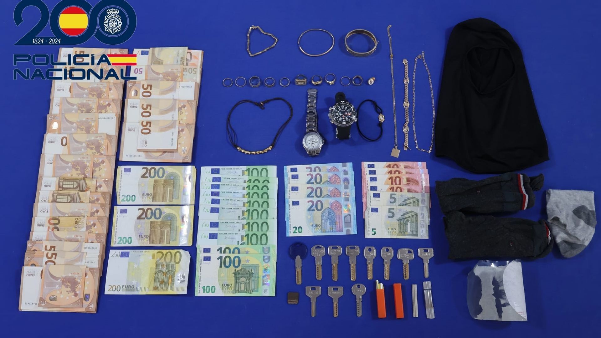 Detenido tras ser sorprendido en una vivienda con más de 11.000 euros en efectivo, joyas y relojes en Salamanca Detenido tras ser sorprendido en una vivienda con más de 11.000 euros en efectivo, joyas y relojes en Salamanca