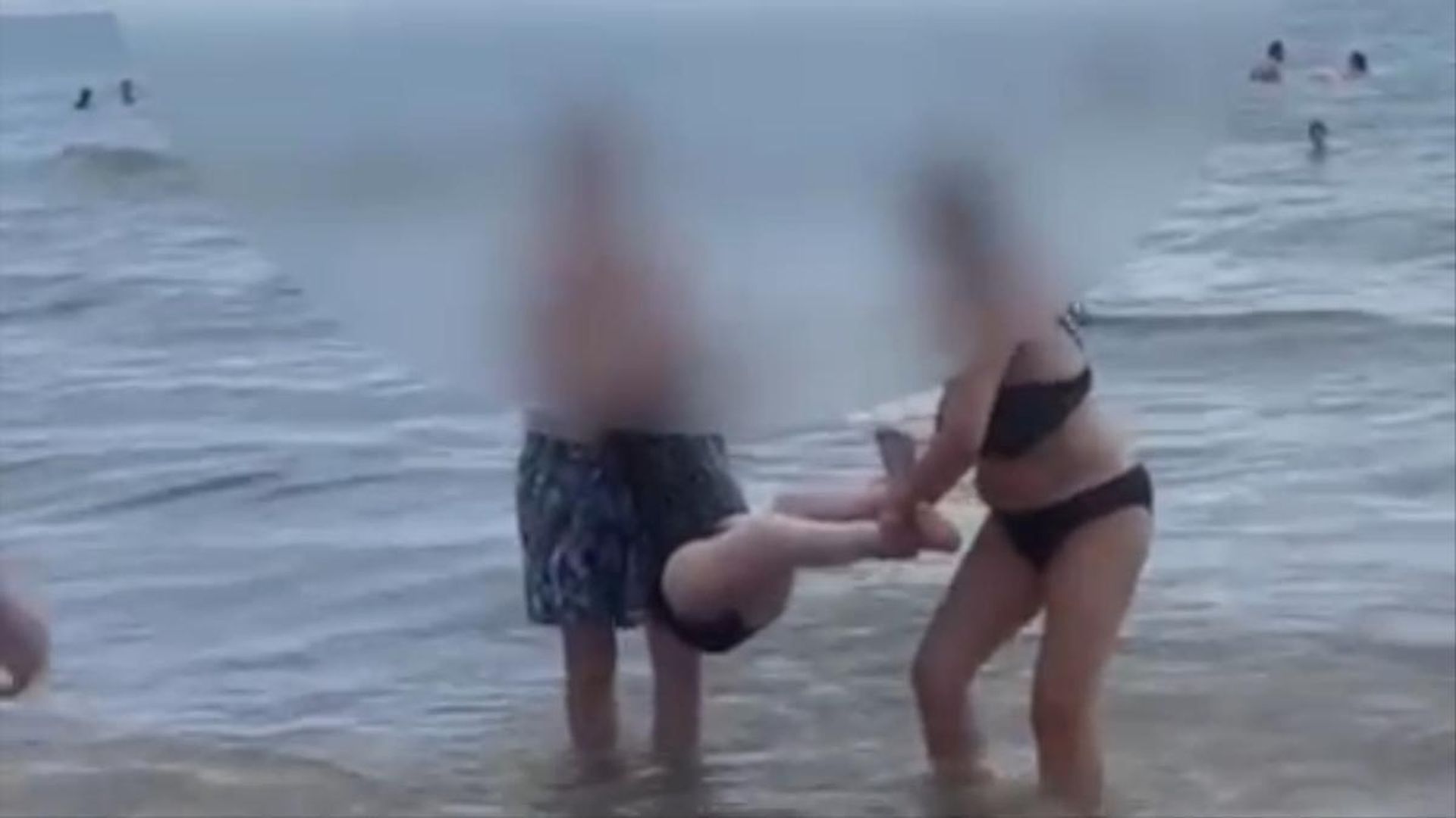 Dificultades para las personas con movilidad reducida en la playa de El Campello Dificultades para las personas con movilidad reducida en la playa de El Campello