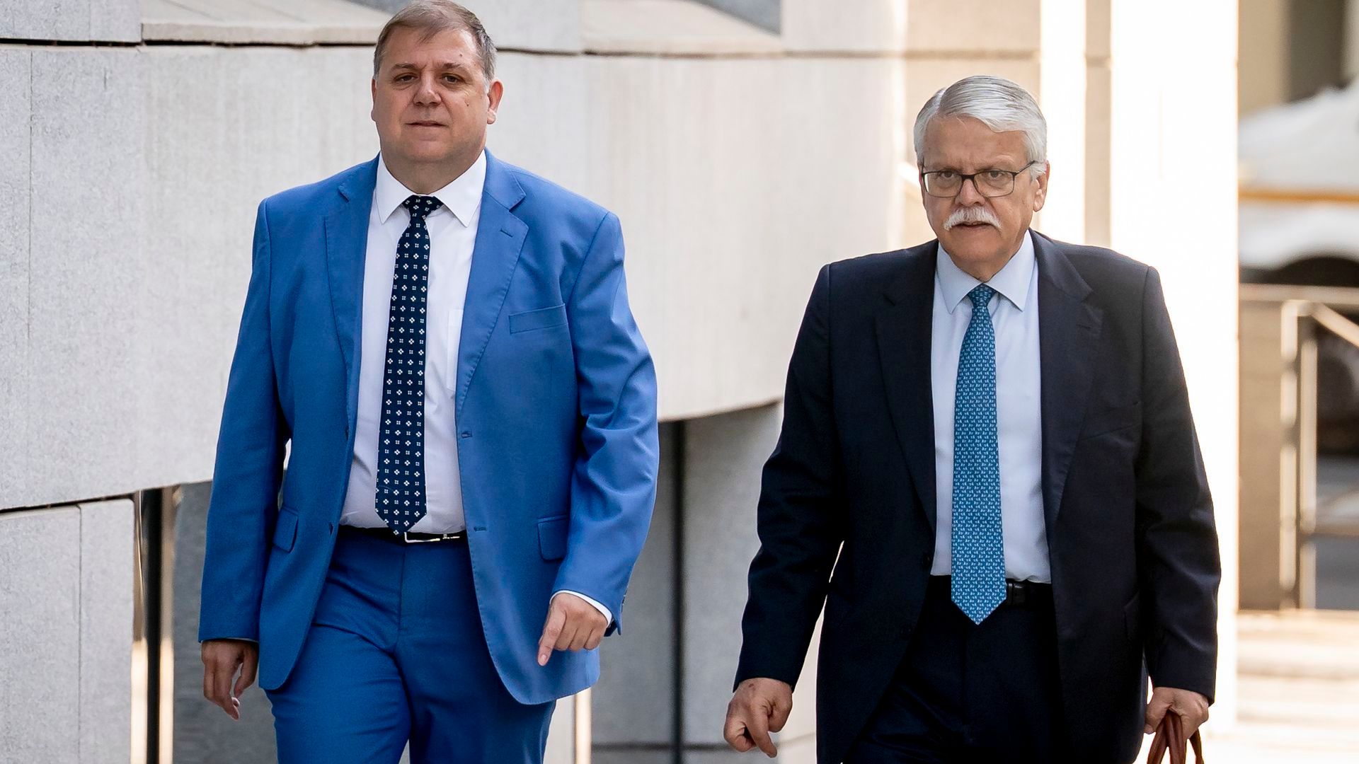 El expresidente de Correos y exjefe de gabinete de Pedro Sánchez en el PSOE, Juan Manuel Serrano (i), a su llegada a la Audiencia Nacional para verificar el volcado de su teléfono móvil en el marco de las investigaciones del 'caso Leire Díez'. El expresidente de Correos y exjefe de gabinete de Pedro Sánchez en el PSOE, Juan Manuel Serrano (i), a su llegada a la Audiencia Nacional para verificar el volcado de su teléfono móvil en el marco de las investigaciones del 'caso Leire Díez'.