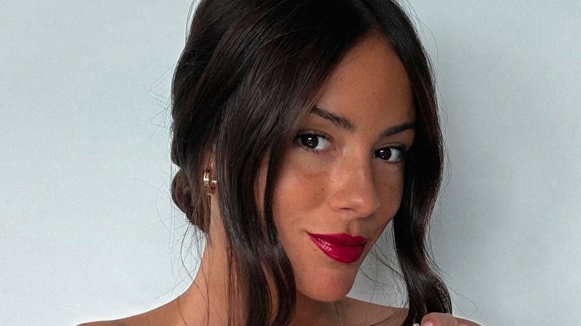 El impresionante vestido de invitada de Melyssa Pinto El impresionante vestido de invitada de Melyssa Pinto