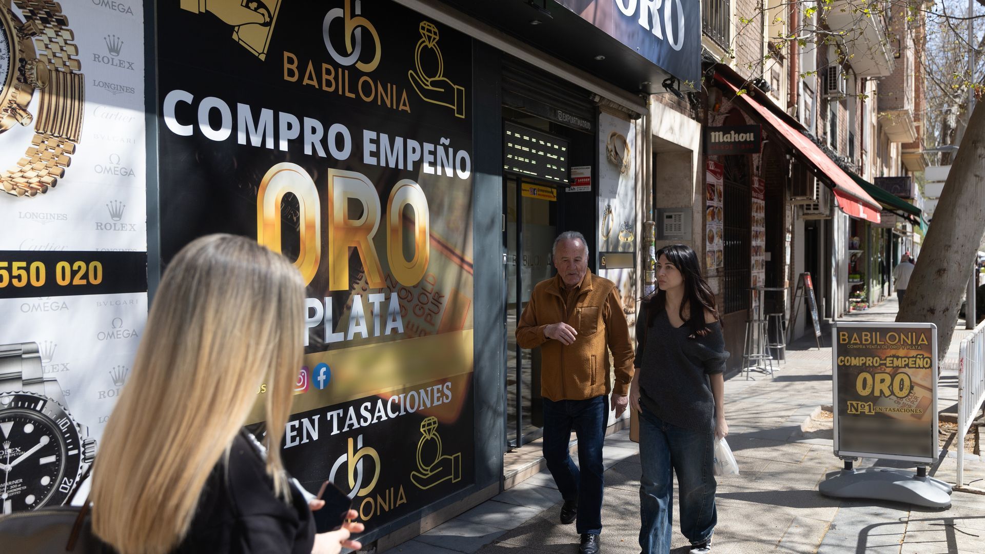 Fachada de una tienda de compra de oro en Madrid Fachada de una tienda de compra de oro en Madrid