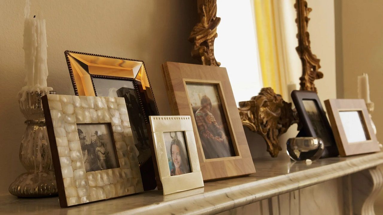 Fotos y objetos en una estantería