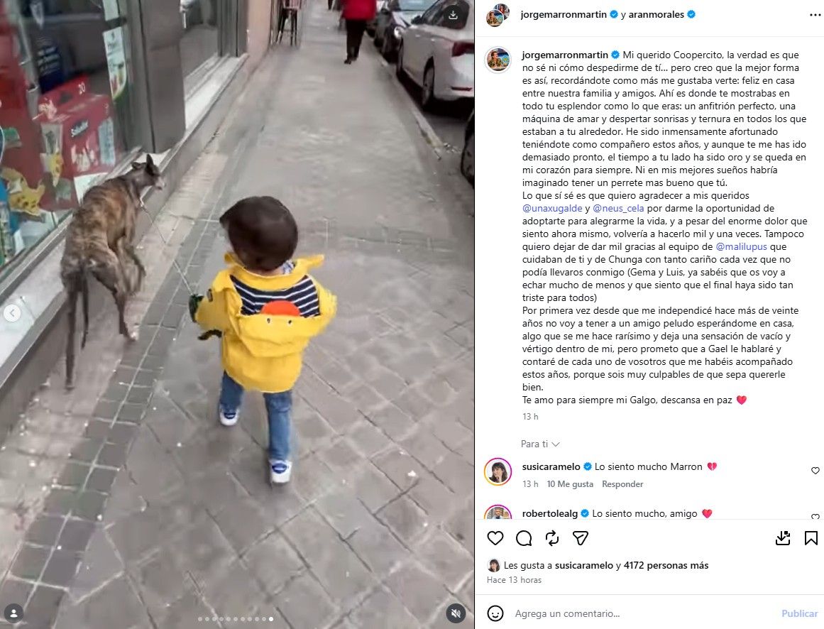 Gael, el hijo de Jorge Marrón y Arancha Morales, paseando a Cooper