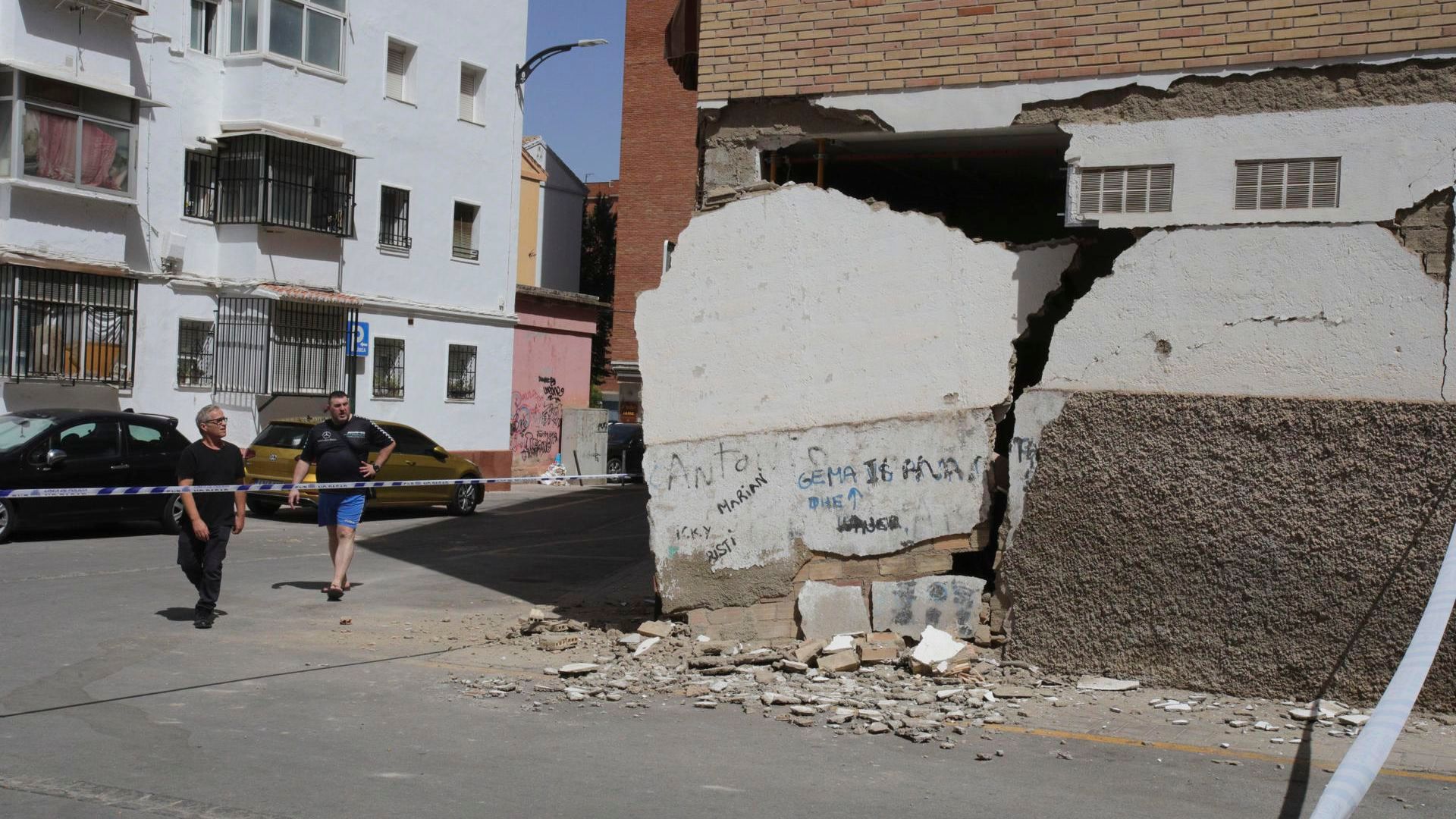 Granada vuelve a sufrir un nuevo terremoto, este de una intensidad de 4,8, acompañado de hasta 7 réplicas que han dejado tres personas heridas Granada vuelve a sufrir un nuevo terremoto, este de una intensidad de 4,8, acompañado de hasta 7 réplicas que han dejado tres personas heridas