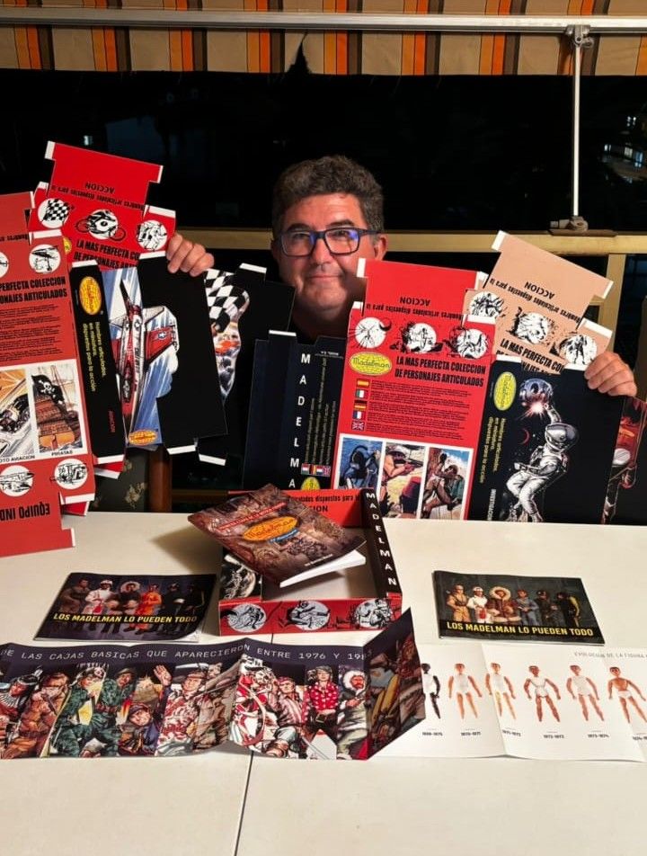 José Martínez junto a las reproducciones