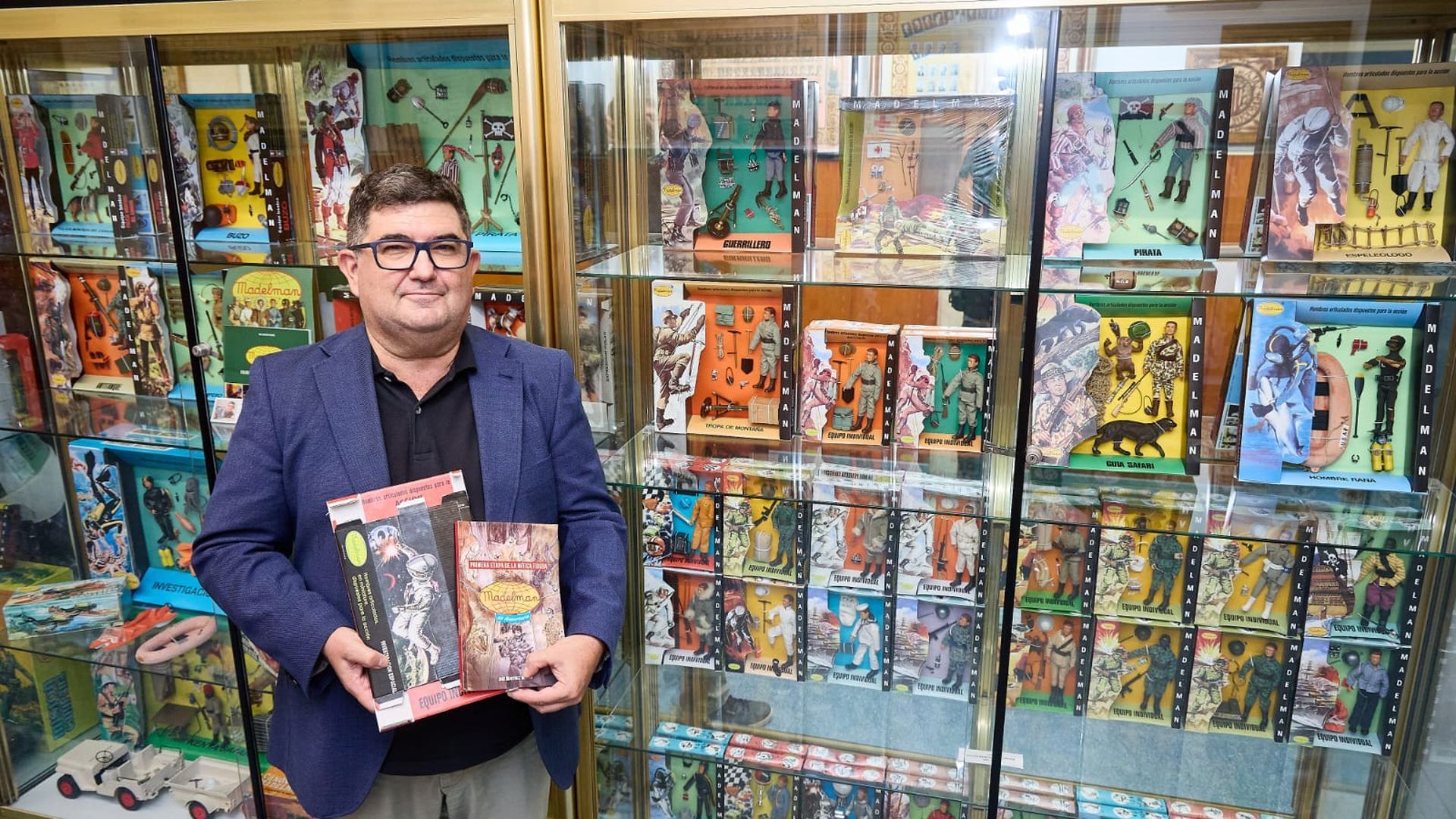 José Martínez, junto a su exposición de la primera etapa de Madelman en la UPV