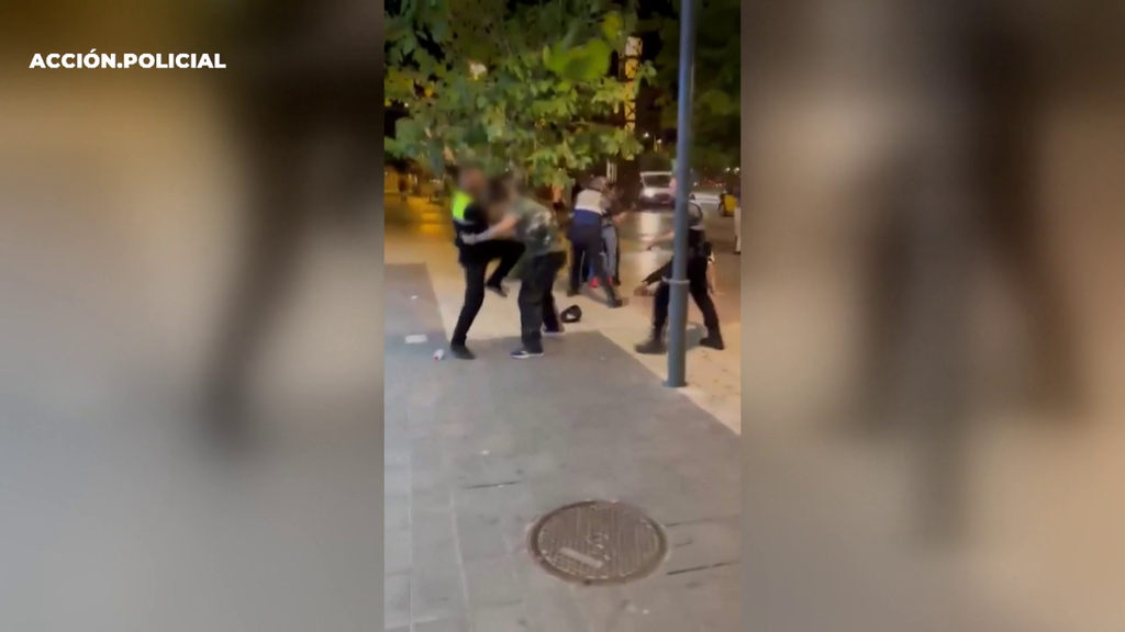 La tremenda paliza de un supuesto ‘agente cívico’ a dos jóvenes en Barcelona usando técnicas de MMA: no paró de golpear ni tras tirar a uno al suelo