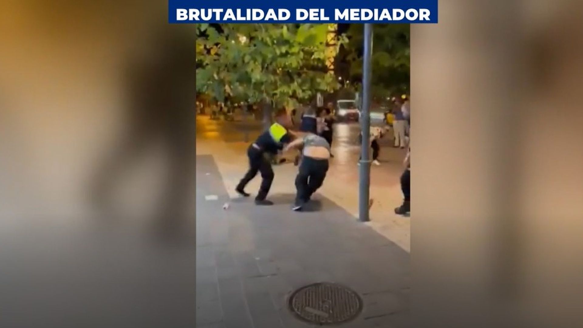La tremenda paliza de un vigilante de seguridad a dos jóvenes en Barcelona usando técnicas de MMA: no paró de golpear ni tras tirar a uno al suelo La tremenda paliza de un vigilante de seguridad a dos jóvenes en Barcelona usando técnicas de MMA: no paró de golpear ni tras tirar a uno al suelo