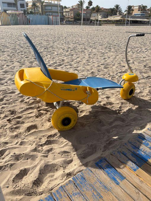 La única silla disponible, rota en la playa de El Campello