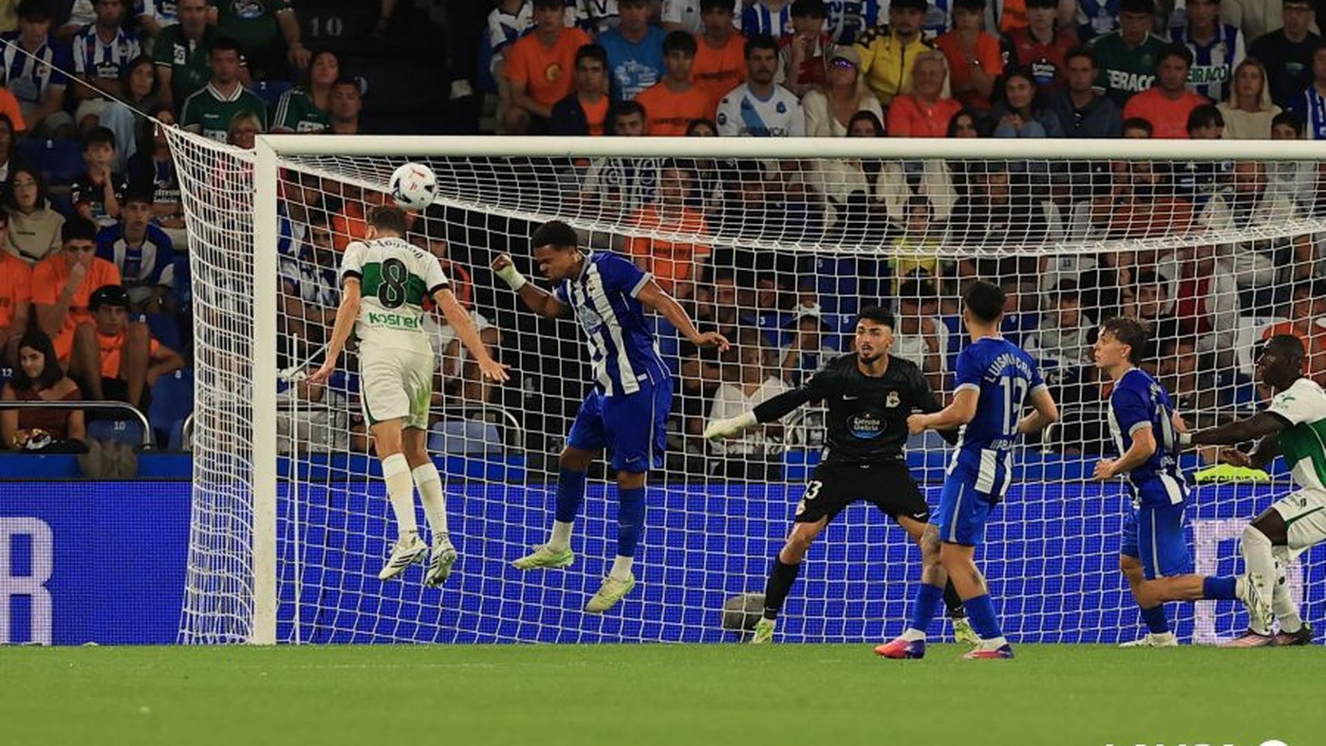 Leo Román, durante el Dépor - Elche. Leo Román, durante el Dépor - Elche.