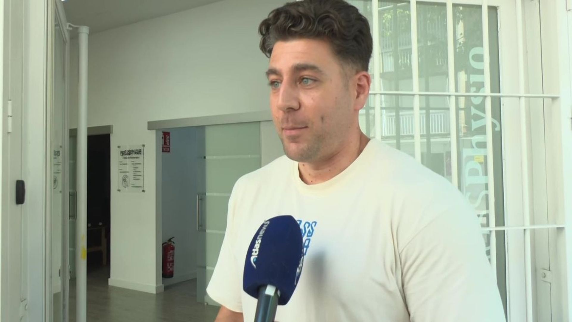 Los vecinos de Granada se echan a la calle tras otra jornada de terremotos en la provincia: "Vivimos esperando el temblor"