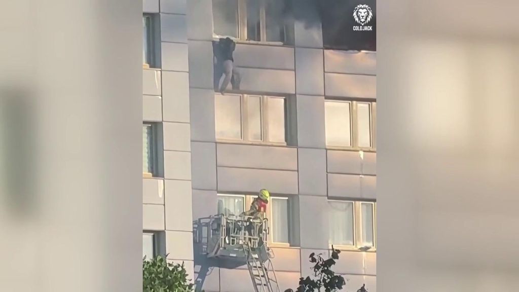 Momento en el que una mujer salta del piso 11 de un edificio en Berlín huyendo de las llamas