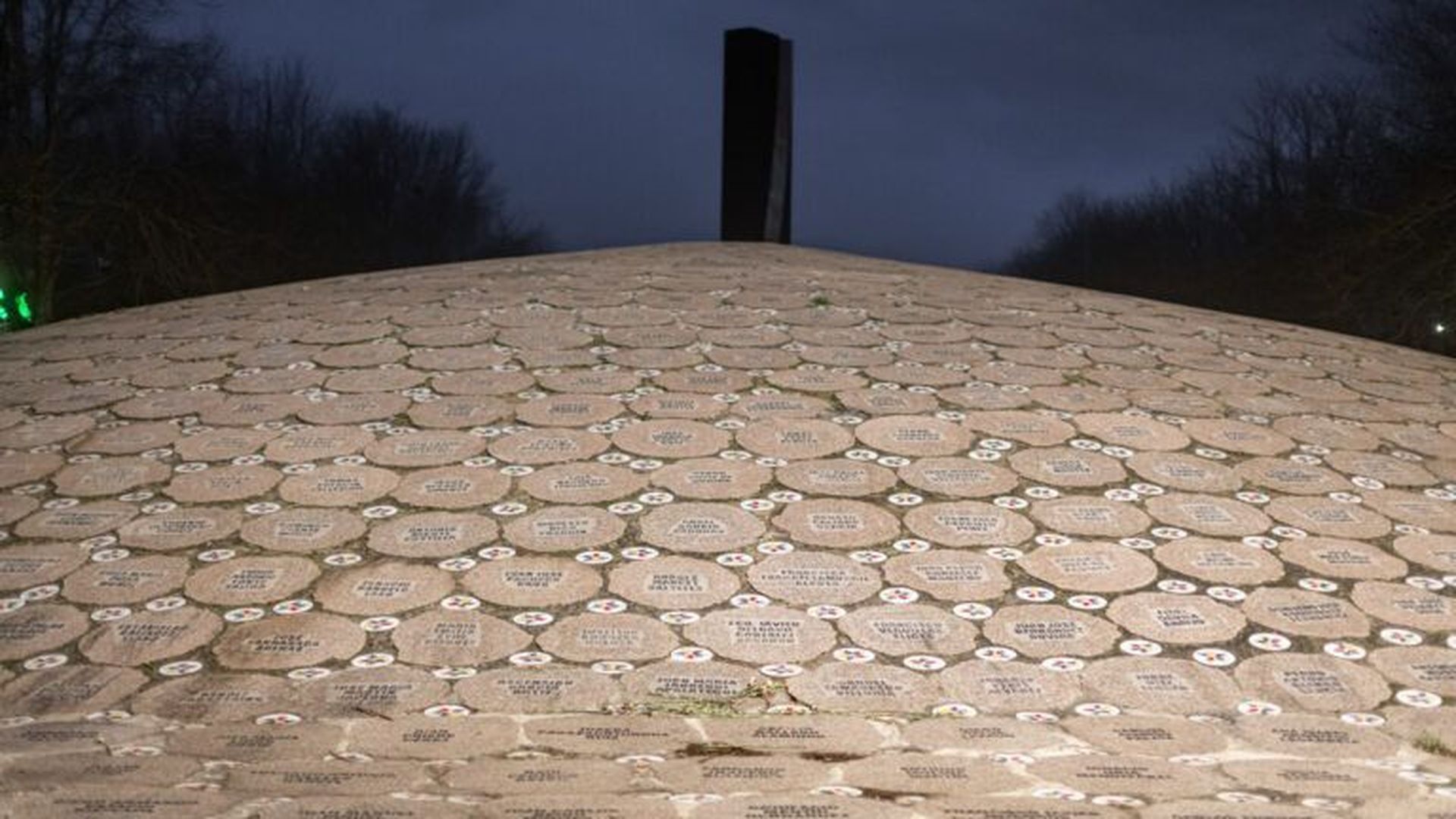 Monumento en recuerdo a las víctimas del terrorismo, en la calle Portal de Foronda, en Vitoria Monumento en recuerdo a las víctimas del terrorismo, en la calle Portal de Foronda, en Vitoria