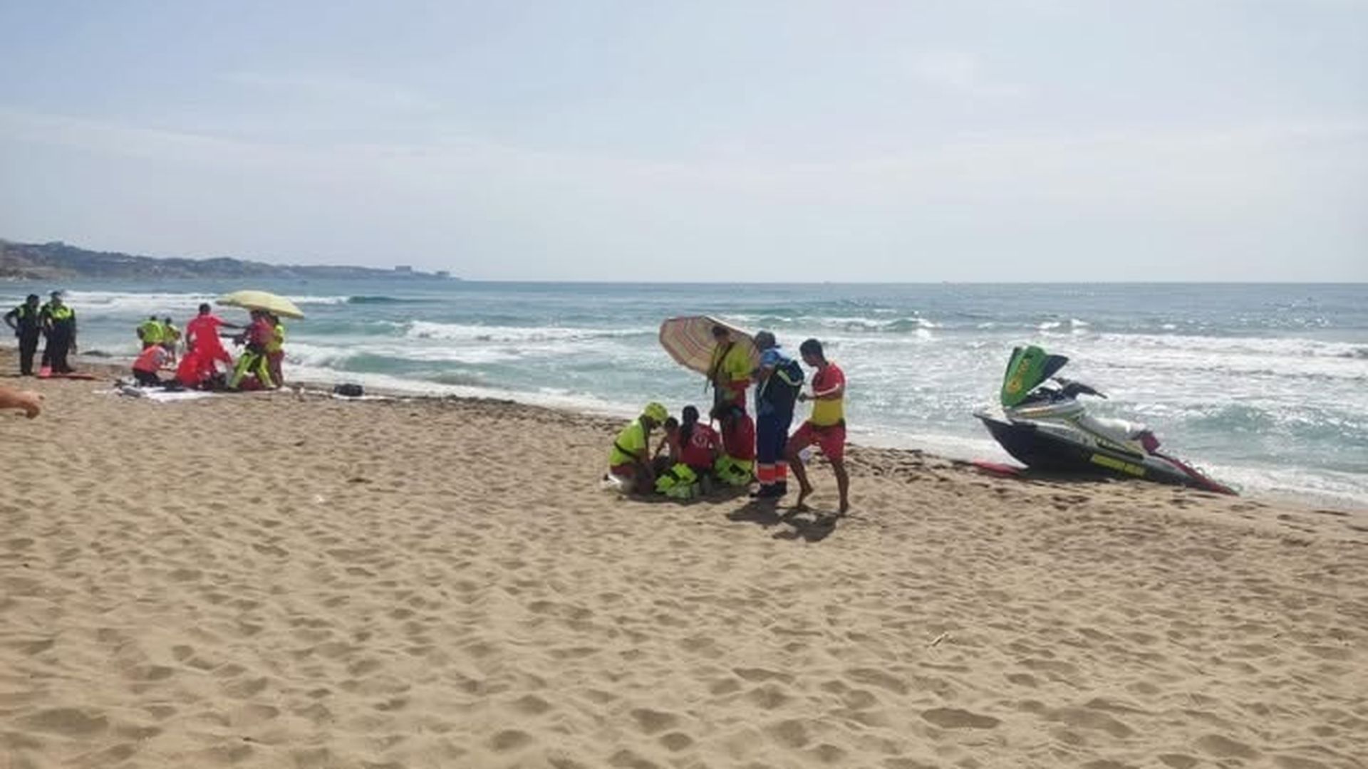 Muere un hombre de 58 años en una playa de Fuengirola tras caer de una tabla y golpearse la cabeza con una roca Muere un hombre de 58 años en una playa de Fuengirola tras caer de una tabla y golpearse la cabeza con una roca