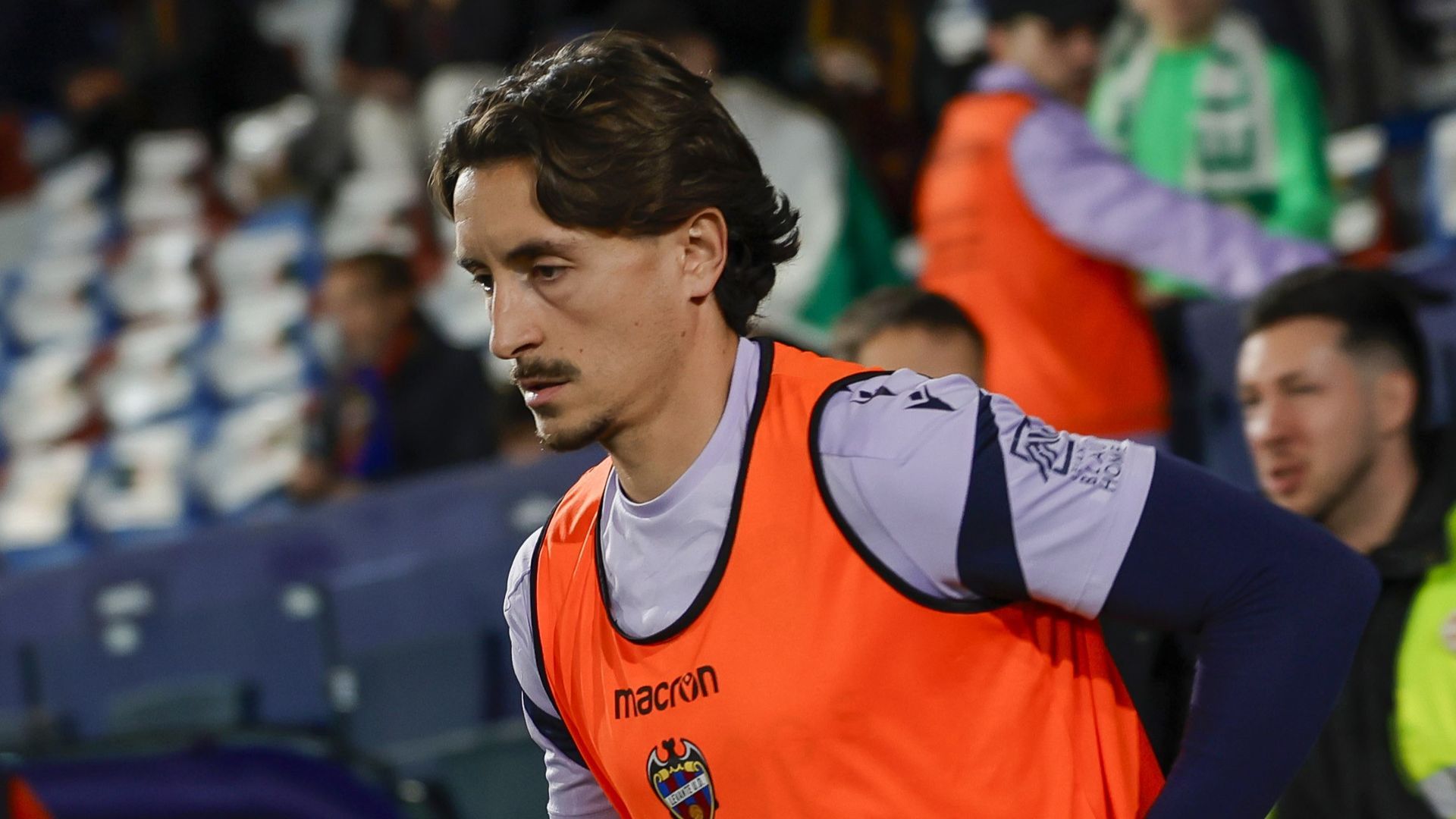 Pablo Martínez calienta con el Levante