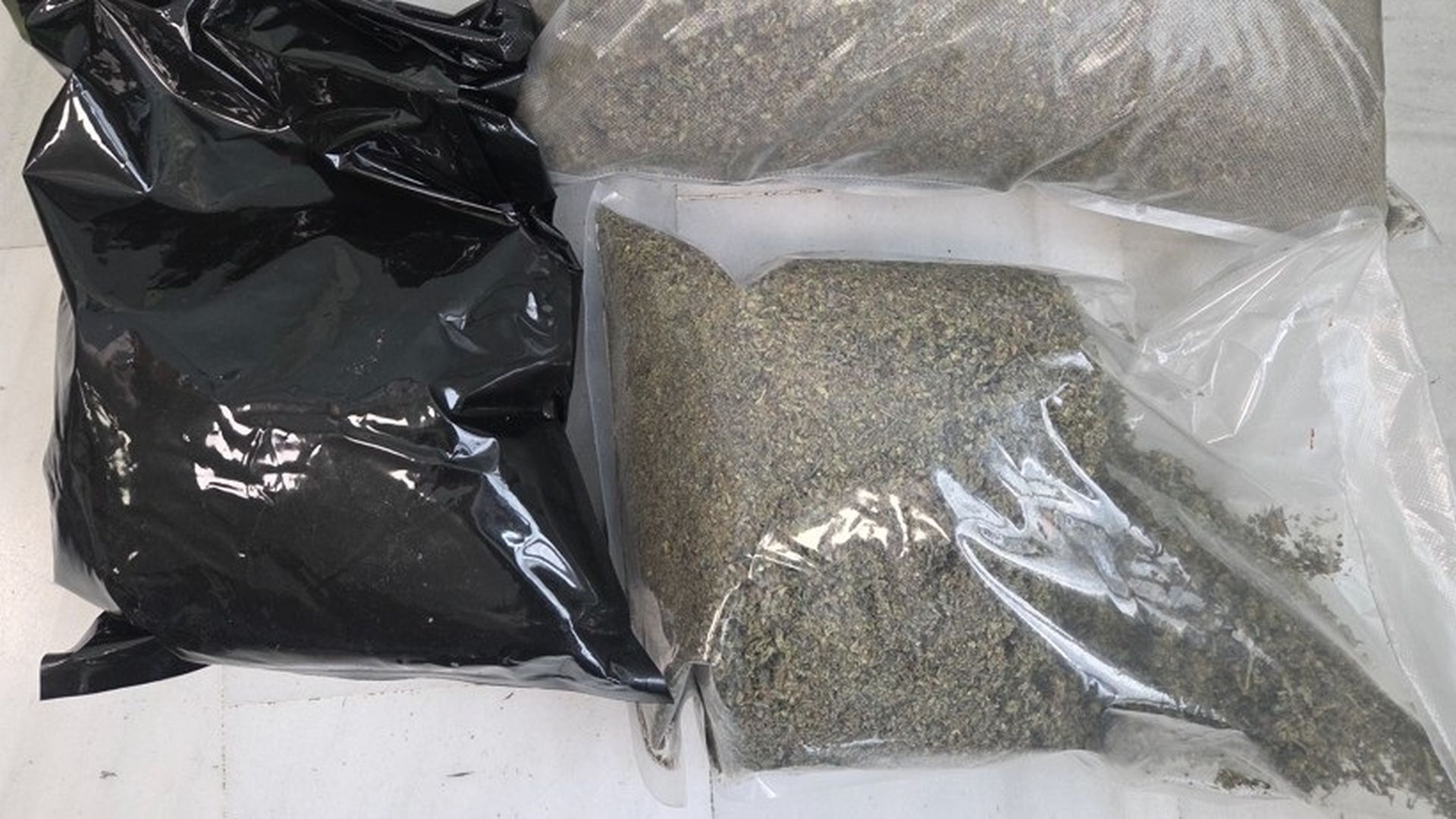 Pillado en Granada con cuatro kilos de marihuana Pillado en Granada con cuatro kilos de marihuana