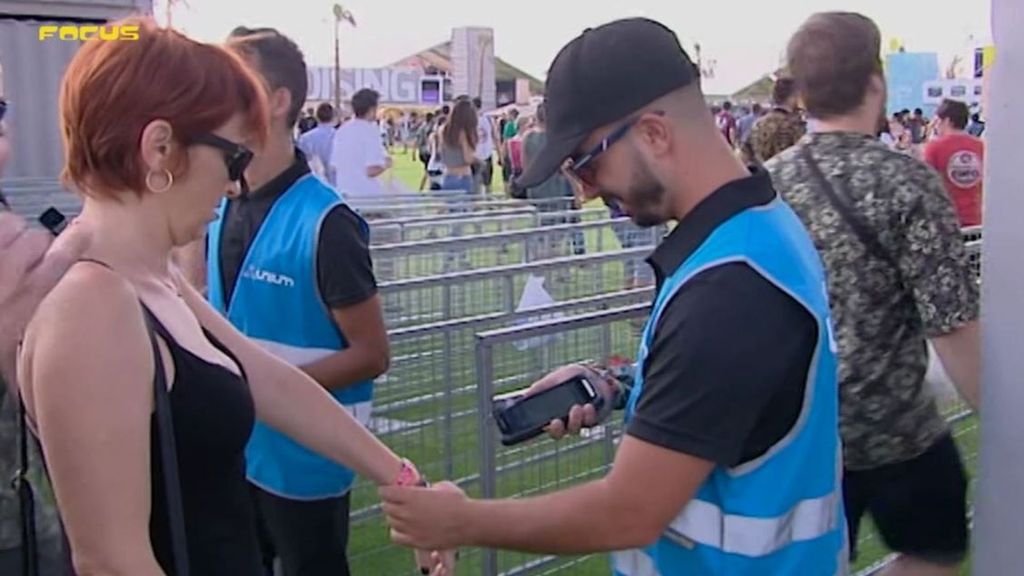 La cara B del negocio de las pulseras 'cashless' en los festivales como método único de pago