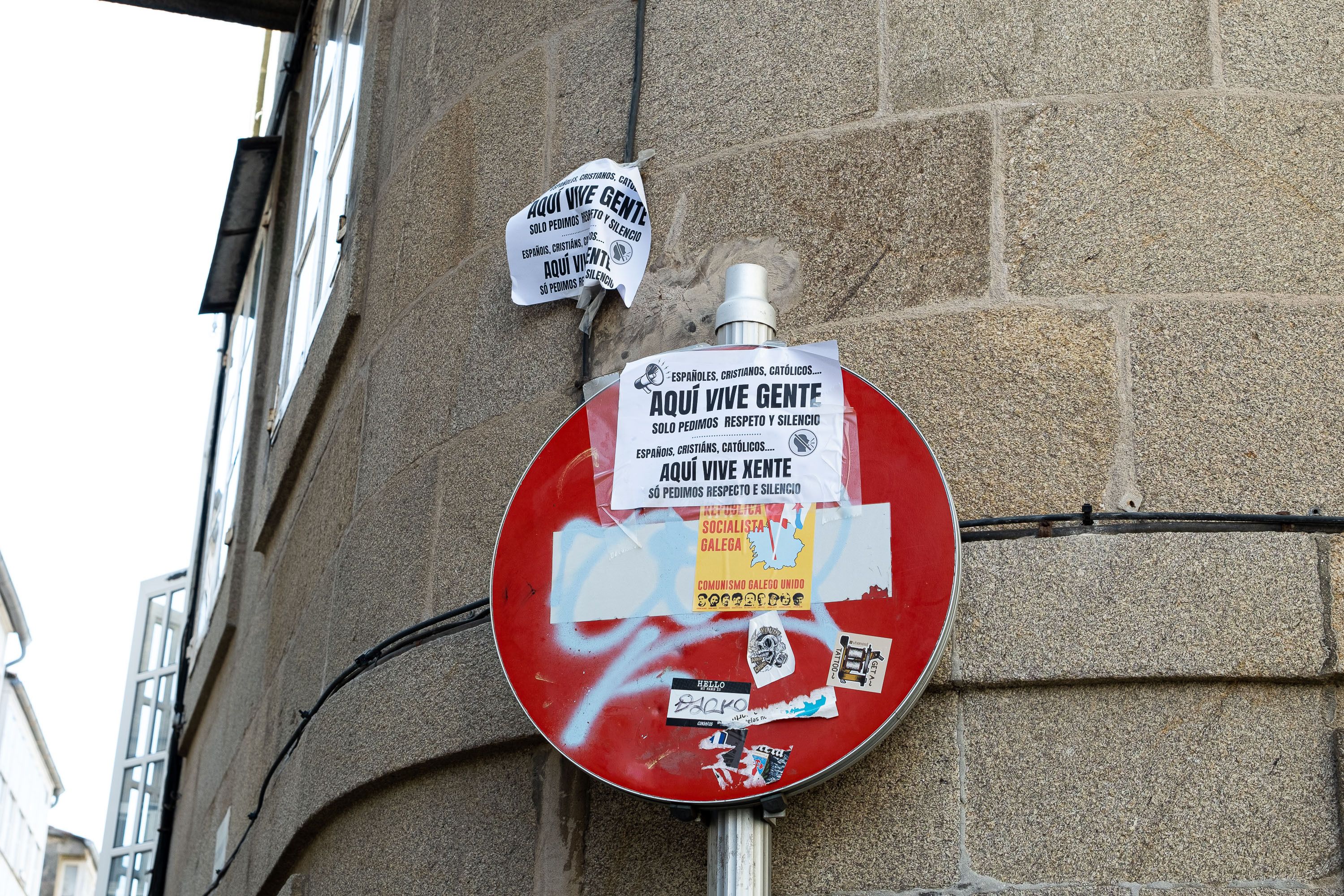Un cartel del año 2022 ya pedía respeto a los peregrinos en Santiago de Compostela