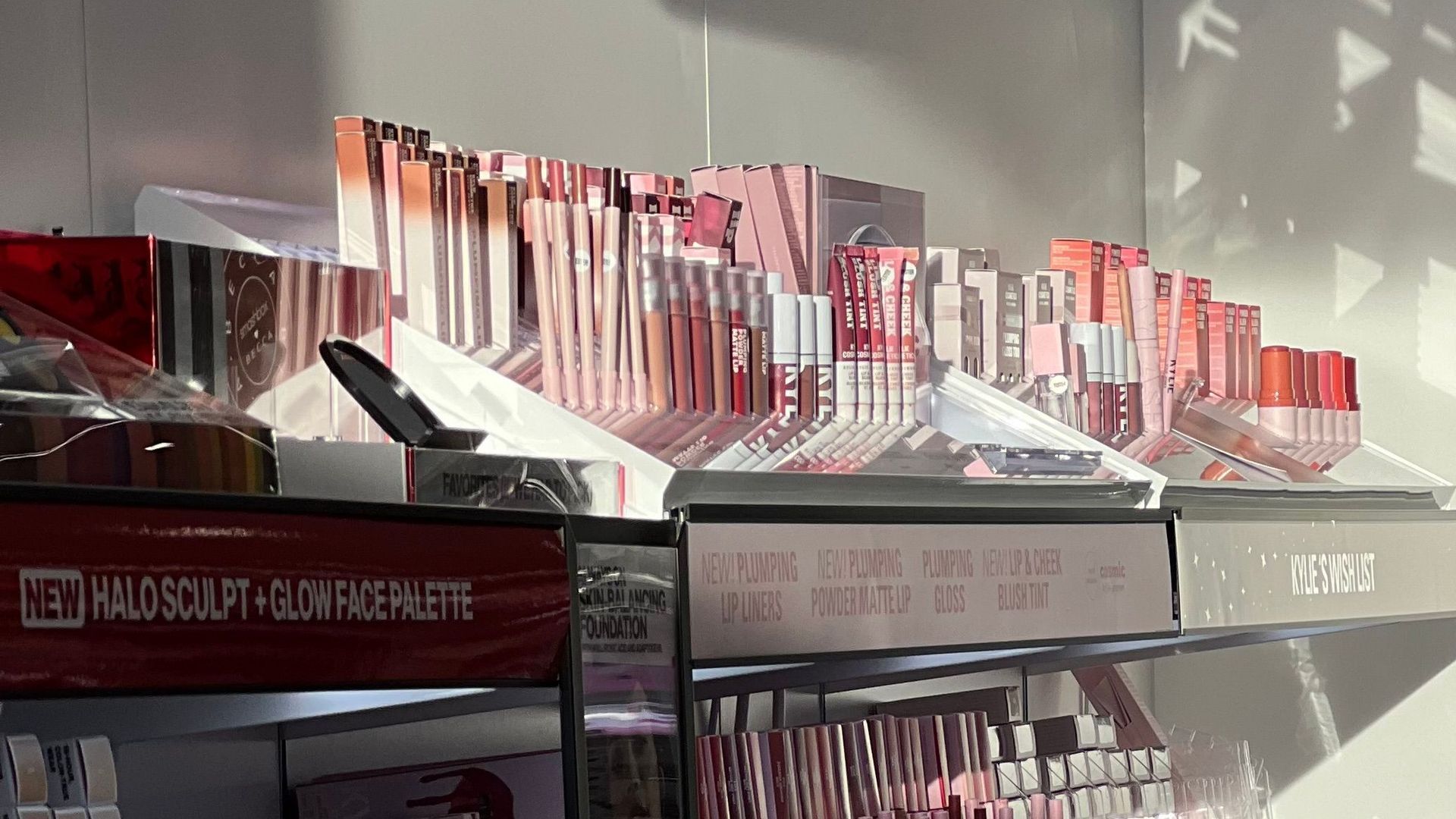 Un stand de cosméticos en una tienda en una foto de archivo Un stand de cosméticos en una tienda en una foto de archivo