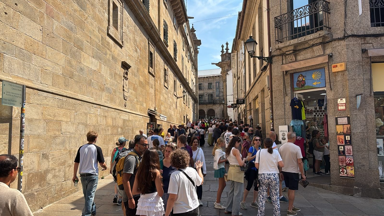 Una de las calles de Santiago con más afluencia de turistas y peregrinos