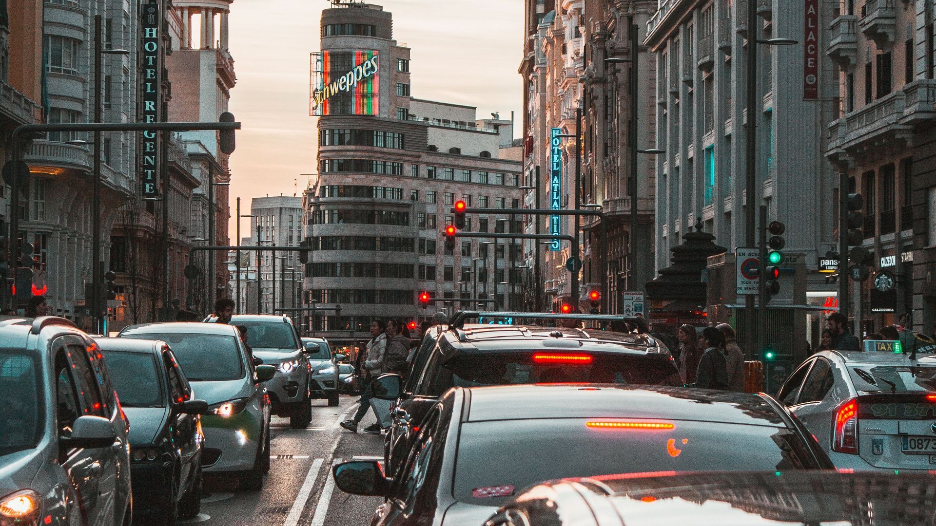 Una imagen de la Gran Vía de Madrid llena de coches Una imagen de la Gran Vía de Madrid llena de coches