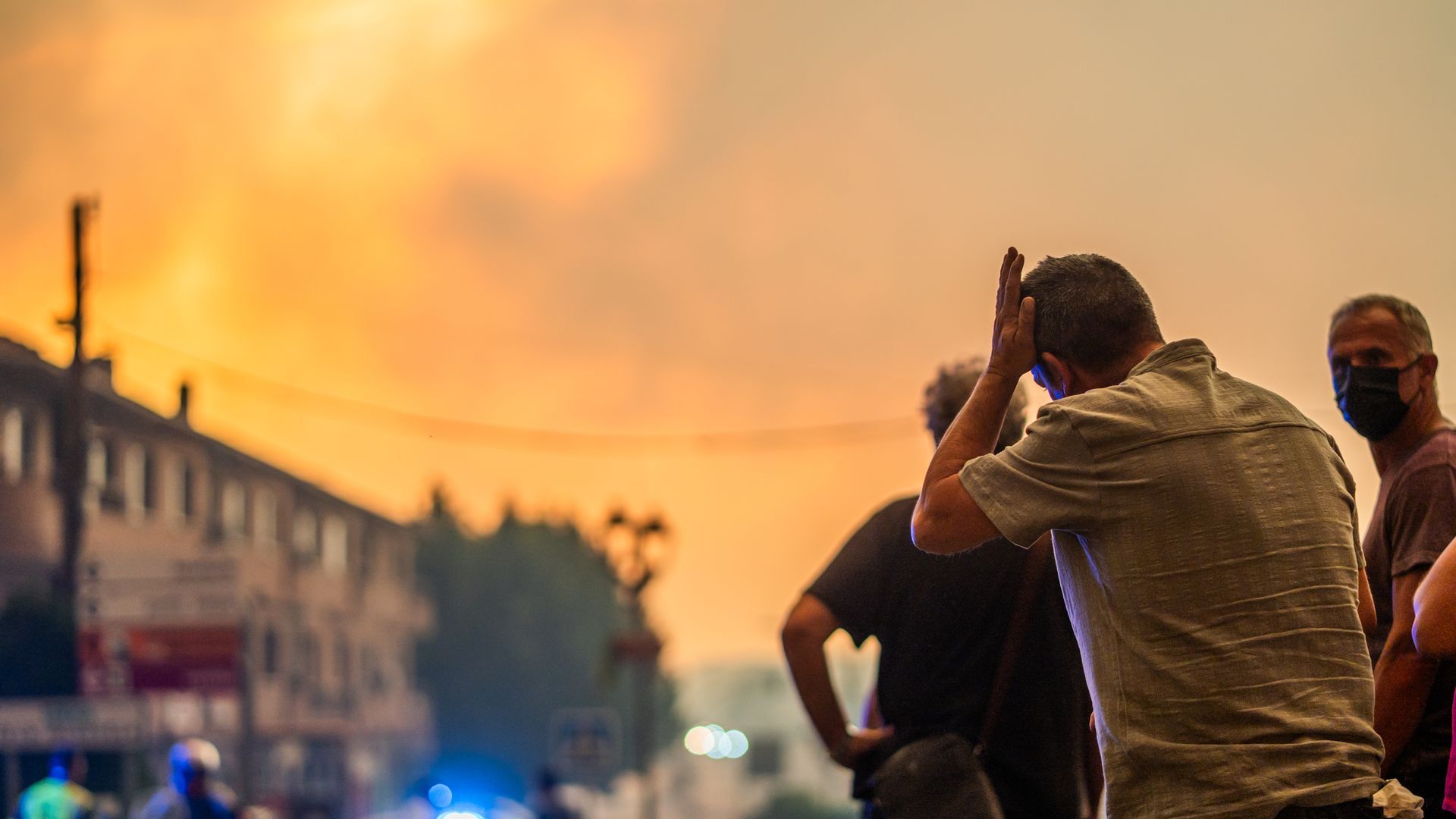 Varias personas observan el fuego durante las labores de extinción del incendio forestal en La Adrada, Ávila Varias personas observan el fuego durante las labores de extinción del incendio forestal en La Adrada, Ávila