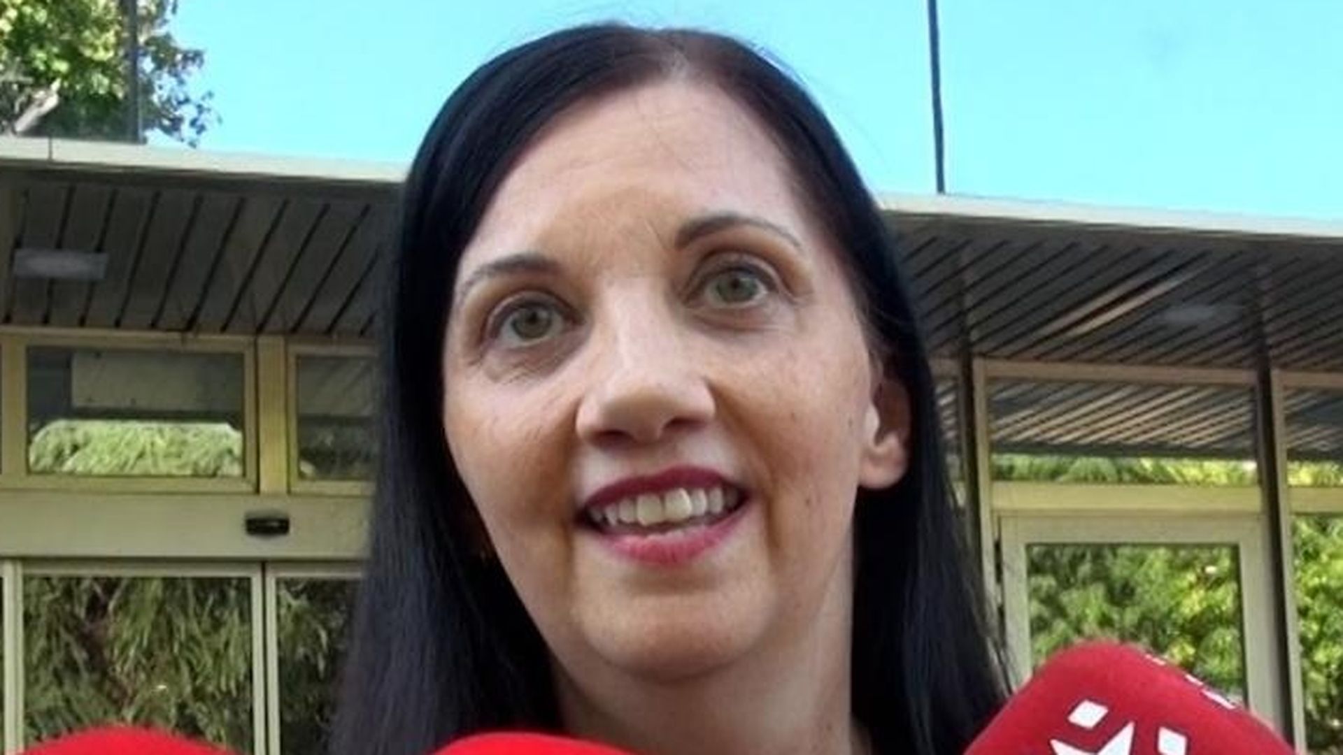 Ana, hija de Juan Tamariz, en el tanatorio