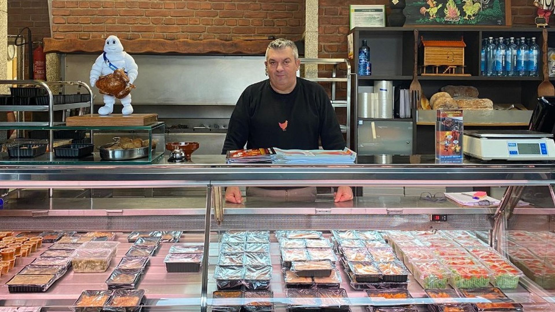 Antonio lleva 14 años al frente de su local de Oleiros, A Coruña Antonio lleva 14 años al frente de su local de Oleiros, A Coruña