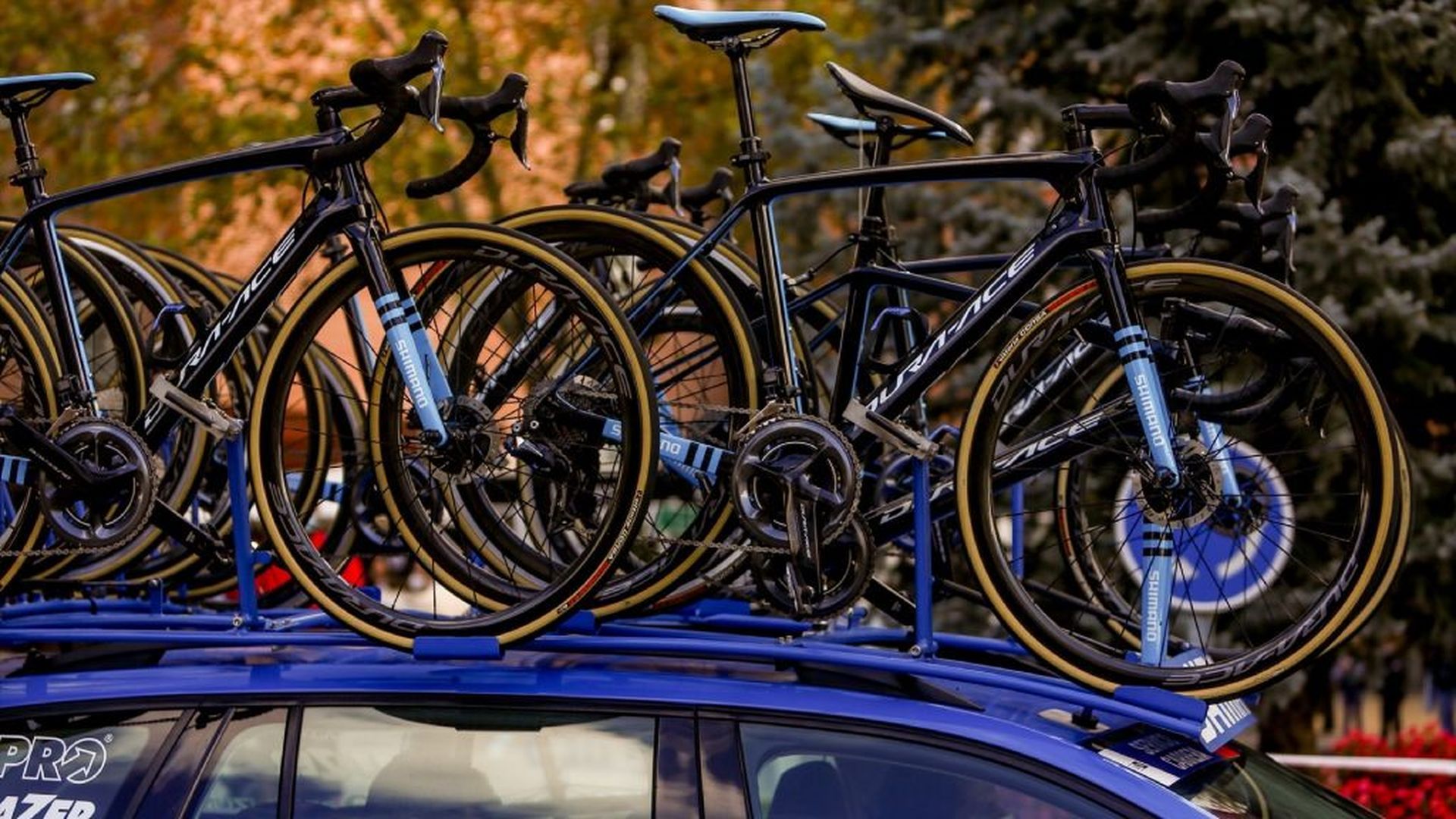 Bicicleta en un coche de un equipo ciclista Bicicleta en un coche de un equipo ciclista