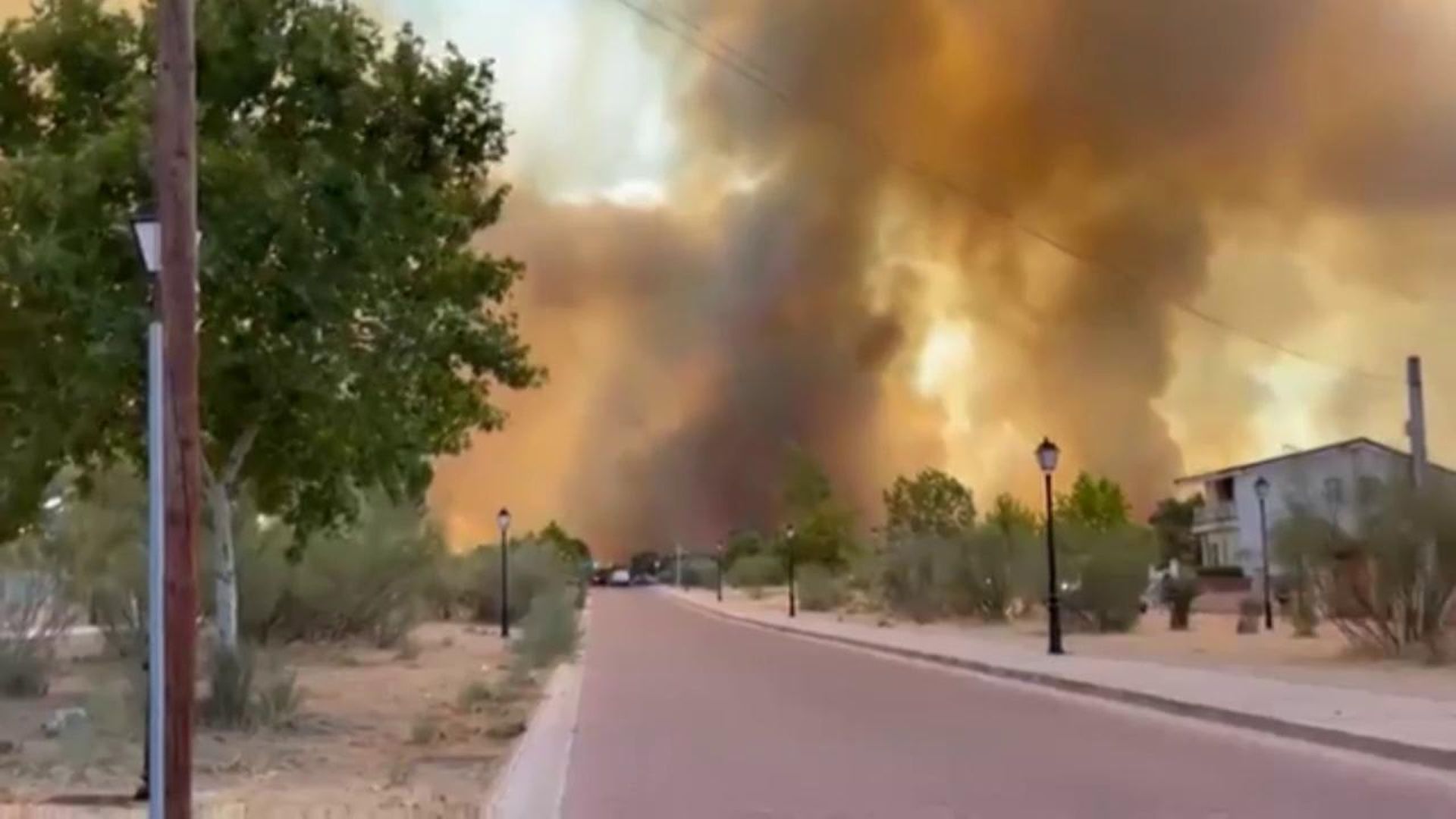 Estabilizan el incendio tras tener que confinar a la población de Aldea del Fresno y Villamantilla Estabilizan el incendio tras tener que confinar a la población de Aldea del Fresno y Villamantilla